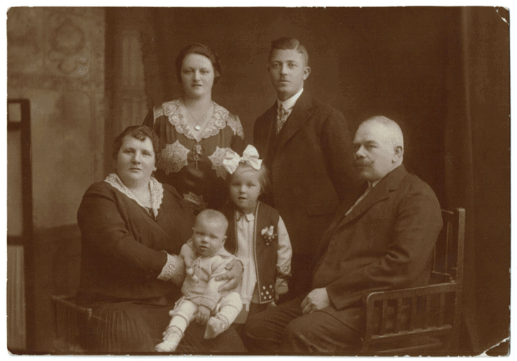 So ähnliche Gedanken hatte vielleicht auch Martin Mundo, als er 1929 Melodie und Strophen verfasst und erstmals vorgetragen hat. Und das gilt wohl auch für den Sänger Ernst Neger, der 1952 das Lied wieder entdeckte und in Deutschland bekannt machte. Der Refrain allerdings, der für uns der eigentliche Kern des Liedes ist und den wir auch für unseren Film verwendet haben, ist bereits aus der ersten Hälfte des 19. Jahrhunderts als Kinderreim überliefert. Wirklich schön zu wissen, dass diese Worte schon seit 200 Jahren Zuversicht und Trost spenden.