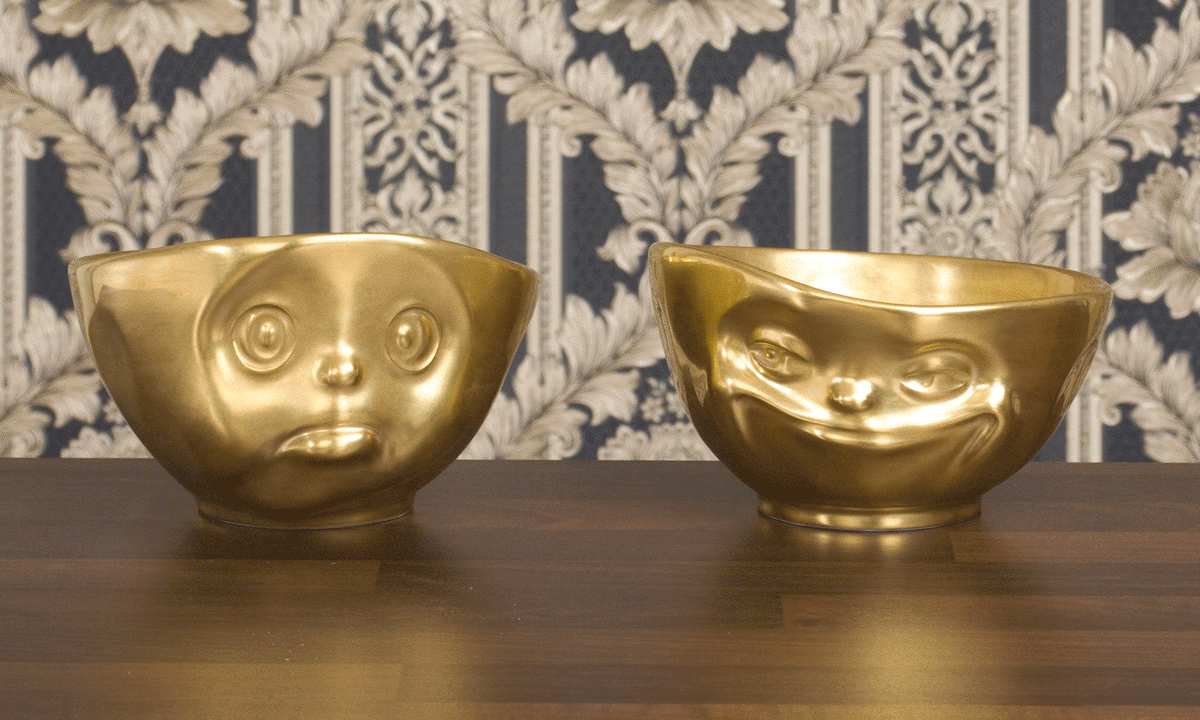  Zwei Jahre verstrichen, bis wir endlich die ersten Muster auf dem Tisch hatten, die genauso aussahen wie in 3D. 2007 war es dann so weit: Der Launch wurde Realität. In einer Porzellanmanufaktur in Tschechien war die erste Serienproduktion mit den beiden Klassikern GRINSEND und SCHMOLLEND am Start. Tschechien hat eine lange Porzellan-Tradition, die Qualität stimmte und der Preis war ok, auch wenn uns die notwendige Mindestabnahme von 20.000 Stück den Schweiß auf die Stirn getrieben hat. 