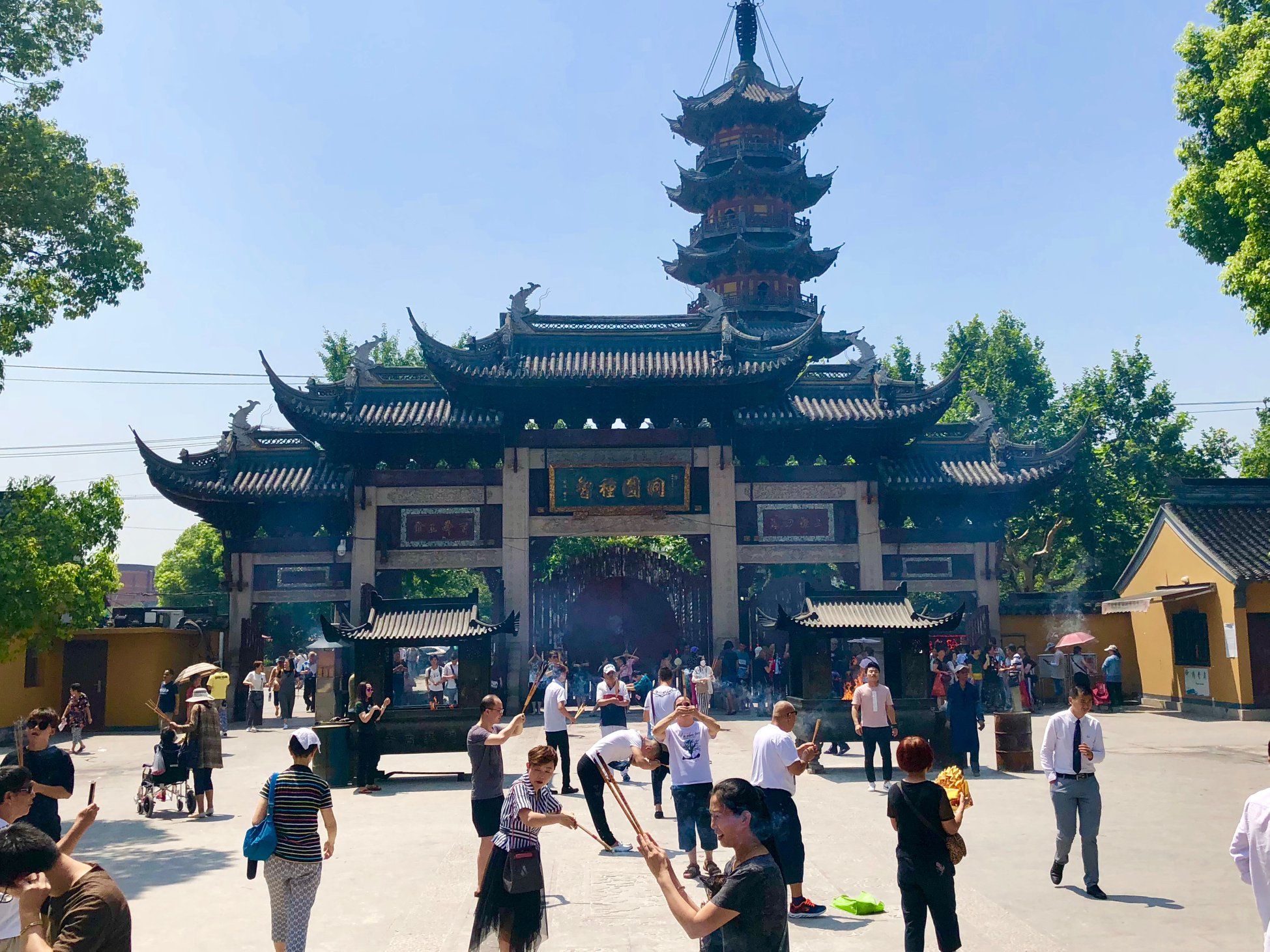  Ebenso vielseitig aufgestellt sind auch die chinesischen Geschäftspartner von Fiftyeight Products. Das Kerngeschäft des Mutterkonzerns ist die Herstellung von Maschinen, die Steine verkleinern und transportfähig machen können. Dieses lukrative Geschäft legte den Grundstein für small, but nice business: hochwertige, europäische Wohnaccessoires und Geschenkartikel. Da passen die TASSEN natürlich wie angegossen ins Sortiment. 