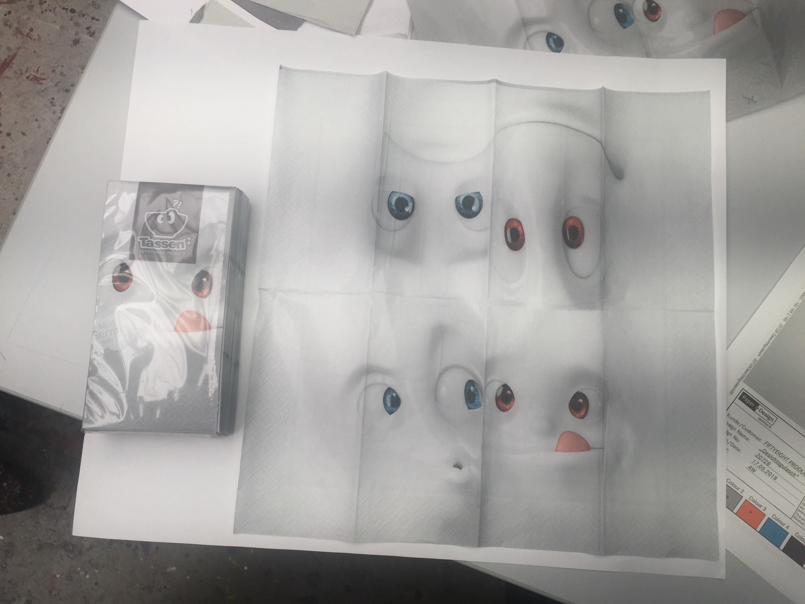 Fiftyeight macht das TASSEN-Tischlein-deck-dich-Set komplett: zur edlen Porzellanware gibt es jetzt auch endlich Papierservietten. Je nach Anlass und Geschmack, kann zwischen schickem oder verspielten Design gewählt werden. Ein Schritt, der lange und sorgfältig geplant war. „Sich auf einem so völlig anderen Material auszutoben und sich in ganz andere Produktionsprozesse reinzufuchsen, war eine spannende Herausforderung. Unsere treuen TASSEN-Fans haben ja mittlerweile fast alle Tassen im Schrank - von daher wollten wir ihnen nochmal was ganz Neues servieren“, lacht Chris Endres, Vertriebsleiter für Deutschland.