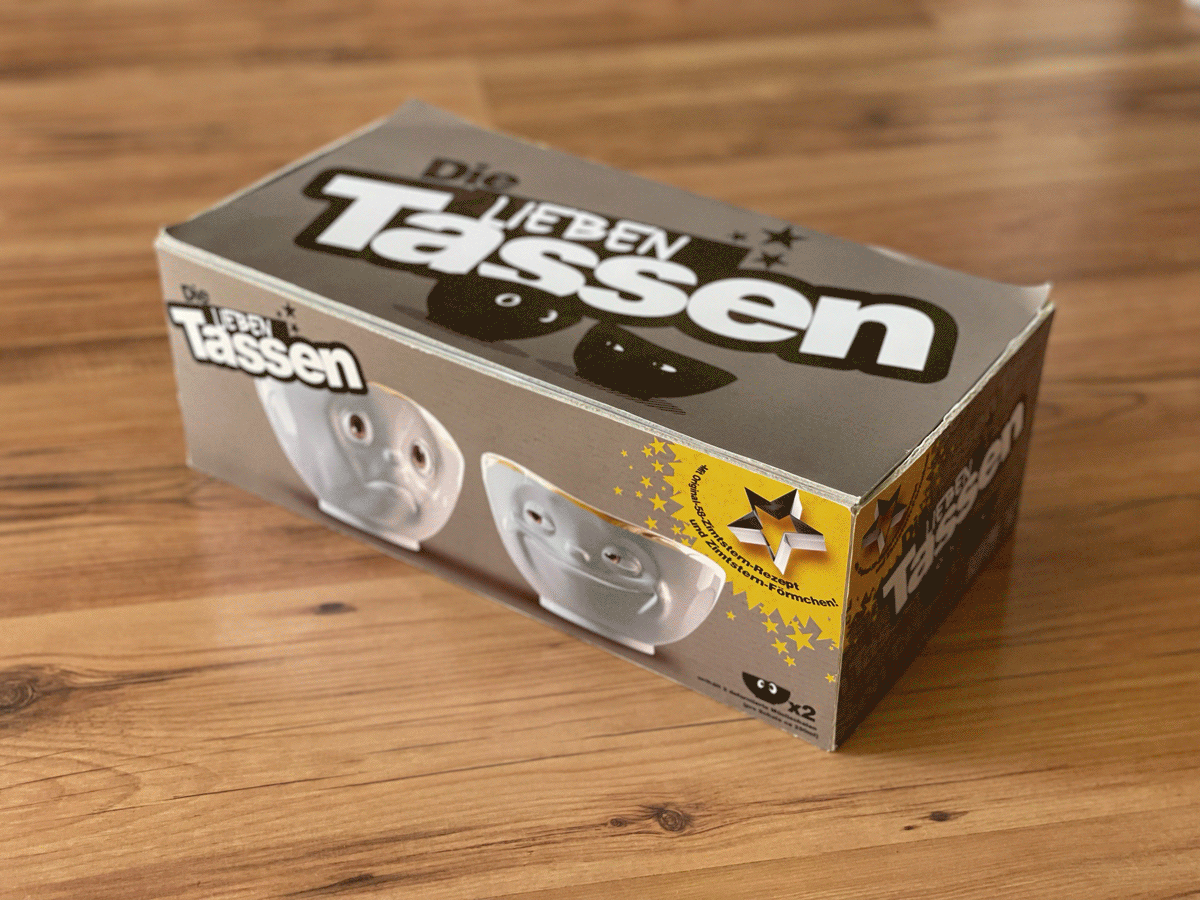  Von allen Seiten kamen damals die Produkt-Empfehlungen und auch wir hatten wilde Ideen, was man so alles machen könnte. Animierte Tapeten, Lampenschirme, Hocker..., wenn man seiner Phantasie freien Lauf lässt, geht so einiges. Aber anscheinend war er damals schon da, der innere Kompass, der uns auch heute noch führt und deshalb auch früh die klare Entscheidung für den gedeckten Tisch und eine dazu passende Produkt-Familie. Deshalb beginnt es auch mit den 500ml Schalen GRINSEND und SCHMOLLEND. 