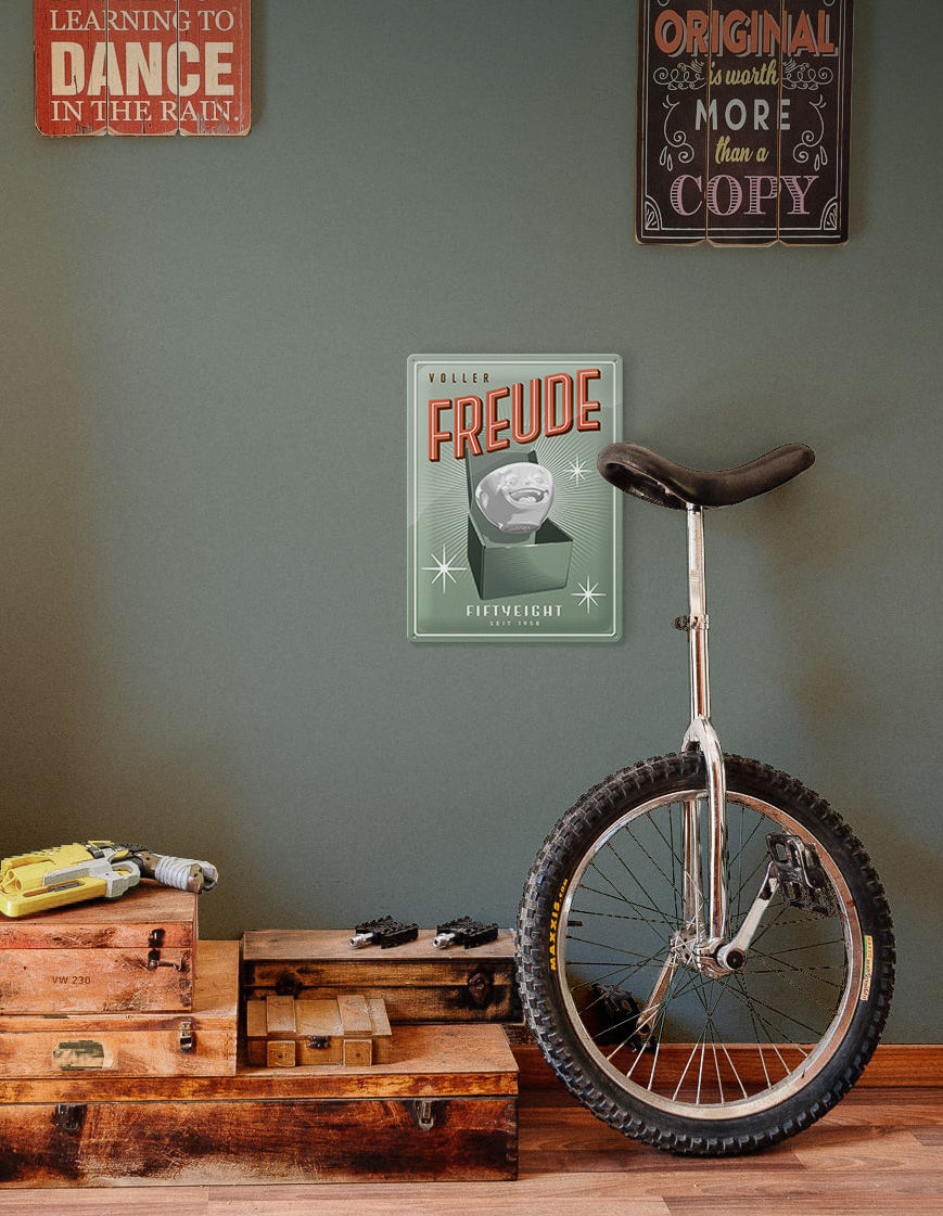 Geschirrtücher, Blechschilder und noch einige andere tolle Artikel für Küche und Tisch. Alles in liebevoller Handarbeit gefertigt und typisch für die 50er Jahre-Ästhetik. Ausdrucksstark, mit klaren funktionalen Linien und einer künstlerischen Handschrift. Es war ein aufregende Reise in eine Welt, die unserer so ähnlich ist, aber gleichzeitig doch ganz anders. Und das Schönste haben wir für Euch mit zurück gebracht.