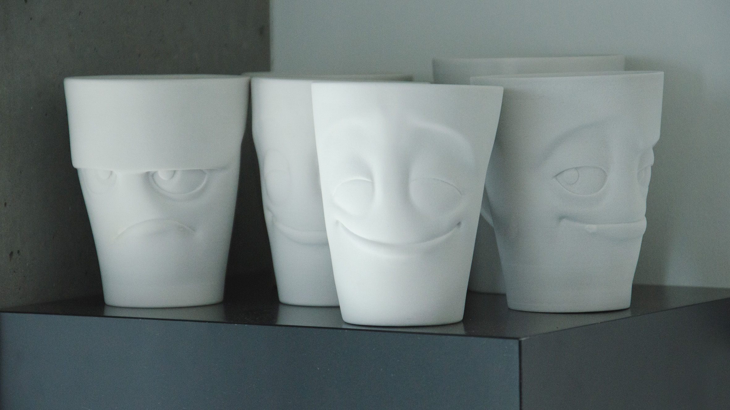  Aber welchen Dialekt die schlanken Burschen mit ihrem stattlichen Fassungsvermögen von 0,35l denn nun sprechen werden, wird nicht verraten. Fest steht: In ihrer Art werden sie ein wenig schroffer daherkommen als die hessischen Urgesteine der TASSEN-Family. Aus welchem Bundesland sie jetzt genau kommen ist also ein streng gehütetes Geheimnis und wird bis zur Veröffentlichung des Videos natürlich auch so bleiben. Bereits jetzt verraten können wir aber die „harten“ Fakten zu den neuen TASSEN-Mugs: · Kaffeebecher aus Hartporzellan in TASSEN-Qualität · Fassungsvermögen: ca. 0,35l · Unterschiedliche Gesichter und Gemütslagen · Verschiedene Becher im Set erhältlich · Mit praktischem Henkel · 100% Made in Germany 