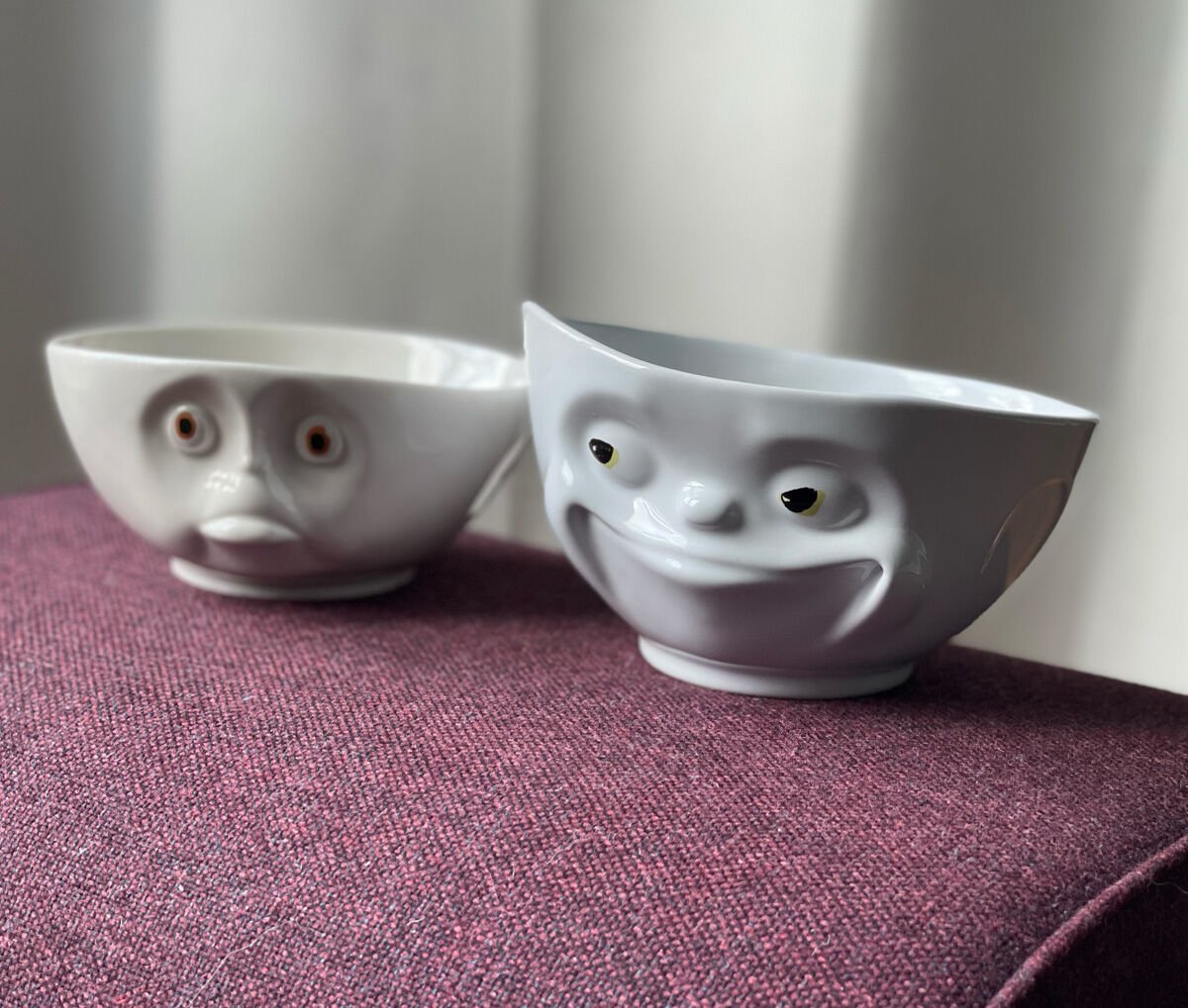  Leider hatten die so ihre ganz eigenen Vorstellungen davon, wie unsere Schalen aussehen müssten. Nicht, dass unser Design hätte verbessert werden müssen, es ging nur darum, die ausdrucksstarken Gesichtszüge in unserem Design zu vereinfachen, weil man das dann günstiger hätte produzieren können. Auch China kam ins Gespräch – die Muster waren jedoch absolut indiskutabel. Ganz abgesehen davon wollten wir in Europa produzieren, wenn schon nicht in Deutschland. 