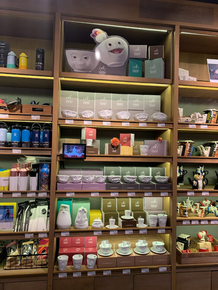  Das ausgerechnet die Comic-Nation Frankreich – Merci an unsere Freunde und Vertriebspartner Philippe Cauchefert und Henric Kihlström – unser erster internationaler und mittlerweile größter Markt nach Deutschland werden sollte, sehen wir als eine passende Fügung des Schicksals. Aber genau so gerne arbeiten mit unseren Partnern in Österreich, Schweiz, Spanien, Portugal, Italien, Japan oder Südkorea zusammen. Auch dort sind längst Freundschaften aus Geschäftsbeziehungen geworden. Zur Ironie der Geschichte gehört wohl, dass wir sogar chinesische Handelspartner haben, die von unserer Qualität "Made in Germany" überzeugt sind und unsere Produkte in China auf den Tisch bringen. 