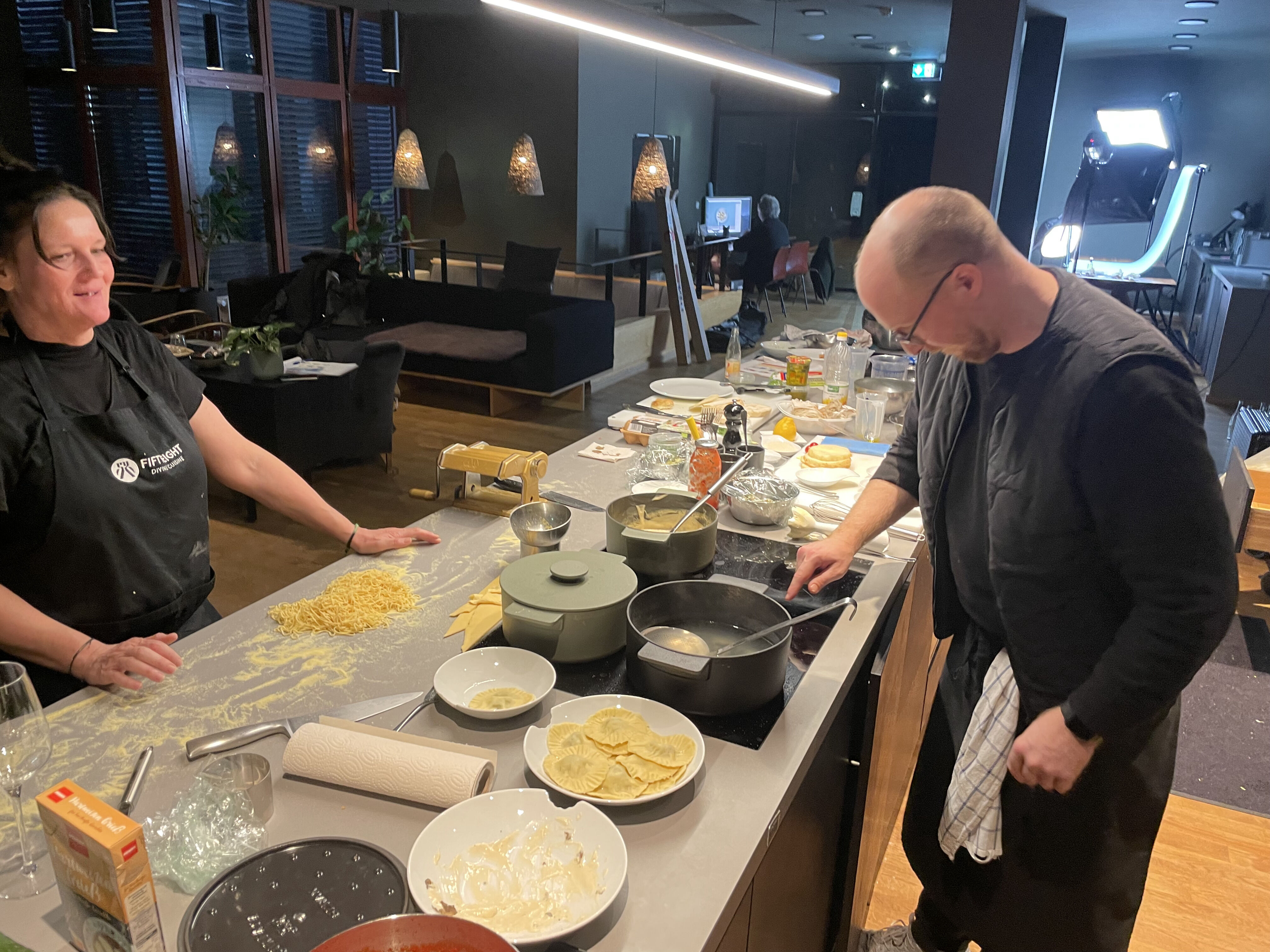  Im Buch verbindet sich das nun alles: die Produkte, die Kultur, die Emotionen, die Freude am guten Essen und die Leidenschaft am Kochen. Wer etwas näher hinschaut, wird schnell merken, dass das TASSEN KOCHBUCH auch ein gute Laune-Projekt ist, das genau so viel Spaß macht wie die lustigen Charaktere aus der TASSEN-Family, die auch im Buch ihre frechen Kommentare abgeben. 