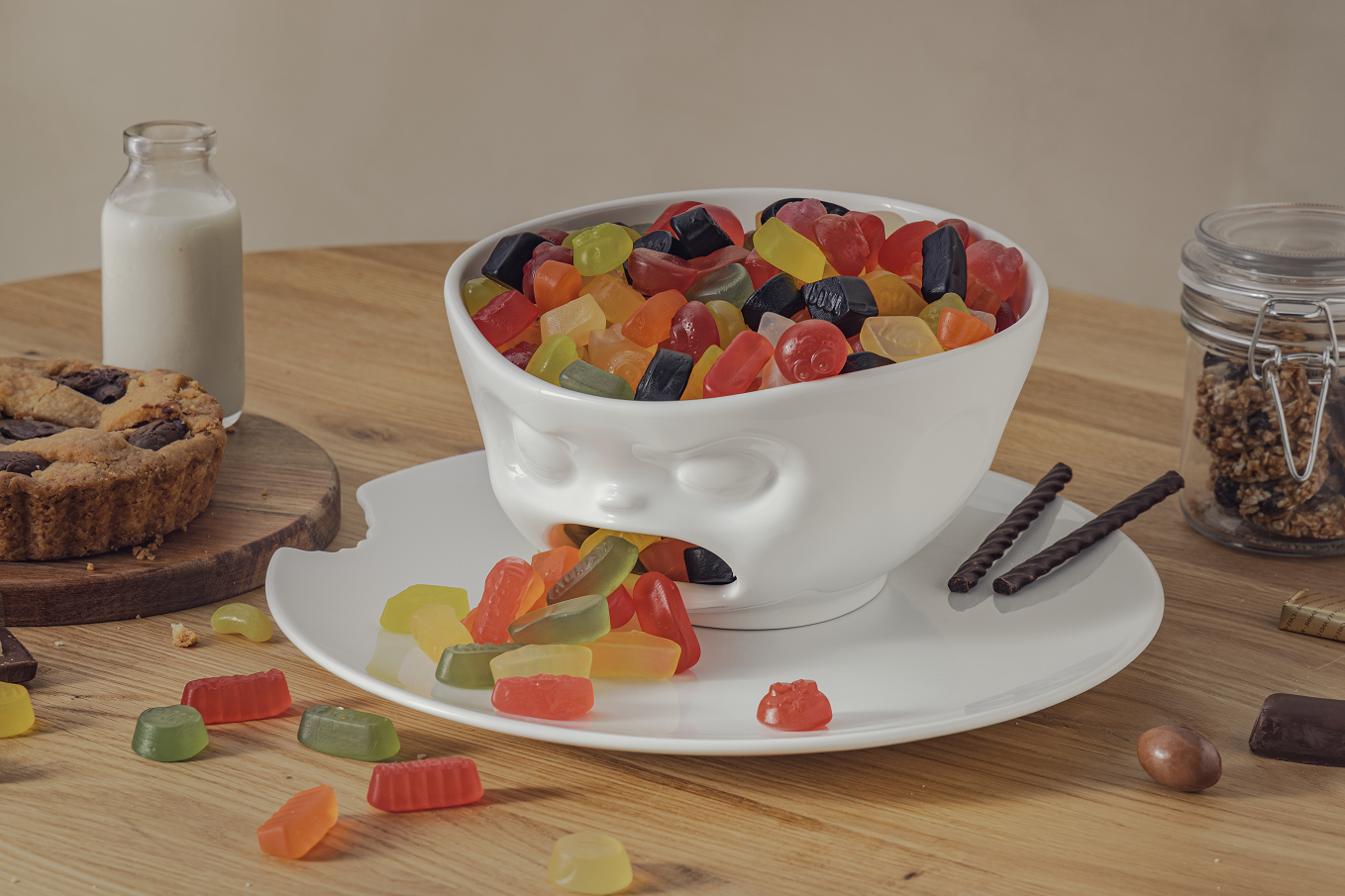  Porzellanbrennen ist eine Kunst für sich. Ganz besonders, wenn es um so ein außergewöhnliches Produkt geht, wie eine Schale mit Loch. Doch das sind genau die Dinge, die wir so lieben – auf den ersten Blick irgendwie durchgeknallt, aber bei näherem Hinsehen liebenswert und echte Hingucker. Müßig darauf hinzuweisen, dass man seine Suppe besser nicht in diese Schale füllt. Jedoch hervorragend geeignet für all die kleinen süßen und salzigen Leckereien, die für uns Naschkatzen immer und überall einfach auf dem Tisch rumstehen sollten. 