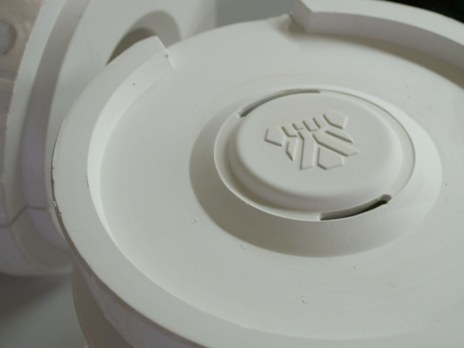 Der Sprung in die Realität Wie sich herausstellt, ist die Umsetzung in Porzellan nämlich gar nicht so einfach. Klar, die Designer von FIFTYEIGHT 3D haben die lustigen Tassen bereits als 3D-Modell auf dem Computer entwickelt – und das sogar als voll bewegliche Charaktere. Mit diesen Daten sollten sich doch irgendwie anständige Tassen aus Porzellan gießen lassen, oder? Die Realität ist ernüchternd. „Ganz so einfach war es dann allerdings doch nicht, die 3D-Modelle in Porzellan zu verwandeln. Zumindest nicht, wenn man einen so hohen Anspruch an die Qualität zugrunde legt, wie wir das auch bei unseren Animationen tun,“ sagt Timm Osterhold. Die drei Gründer finden schließlich einen kleinen Porzellanhersteller in Süddeutschland. Der meldet jedoch zuerst einmal angesichts der komplexen 3D-Modelle die Einschätzung: „Absolut unmöglich!“ Eine herkömmliche Porzellanschale hat zwar gewöhnlich einige Kanten und Ornamente, aber so gut wie nie Augen und verschmitzt grinsende Gesichter. Aber wie sich herausstellt, findet die Firma doch einen Weg, den Tassen zum Sprung in die Realität zu verhelfen. „Umso mehr hat es uns dann gefreut, als wir 2007 die ersten gelungenen Prototypen von TASSEN-Schalen in den Händen halten konnten“, sagt Marc Eckart.