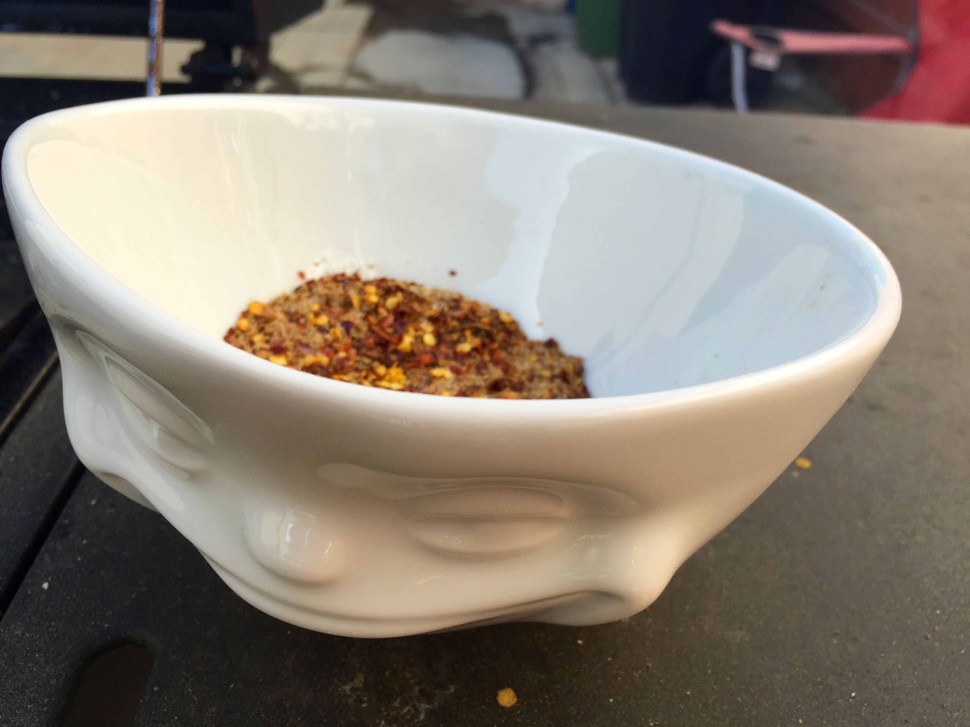 5. Die Holzspieße vor dem Grillen rund 1 Stunde in kaltem Wasser einlegen und den Koriander waschen und in einer Schüssel als Beilage auf den Tisch stellen. 