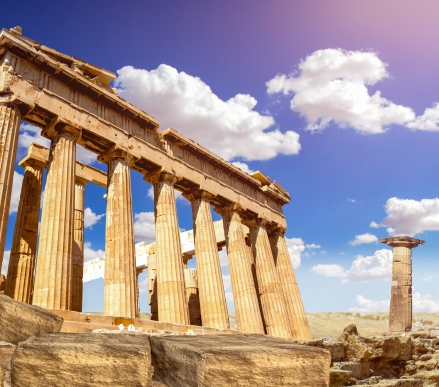  Eine besagt, dass der griechische Schäfer „Magnes“ im 5 Jh. v. Chr. auf dem Berg Ida bei Troja auf dieses, für die damalige Zeit höchst mysteriöse Gestein gestoßen ist, nachdem er mit seinen genagelten Schuhen und der eisernen Spitze seines Schäferstabes daran hängen geblieben ist. Die andere sagt, dass die Griechen den Stein zuerst in der thessalischen Landschaft „Magnesia“ gefunden haben. Womit klar ist, warum Magnete Magnete heißen. Uns gefällt die Geschichte mit dem Schäfer jedenfalls am besten. 