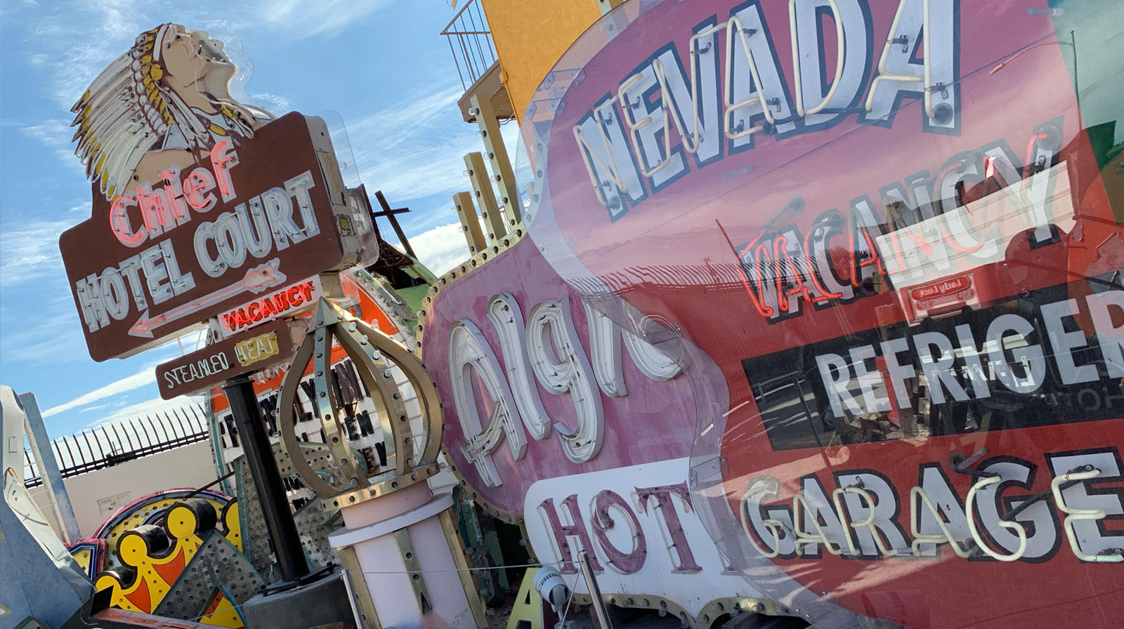In Las Vegas fällt das jetzt nicht wirklich schwer, aber das Neon Museum hat es den beiden besonders angetan. Nicht zuletzt, weil es der einzige Ort ist, der die ikonischen Neon-Leuchtreklamen von Las Vegas restauriert und austellt.