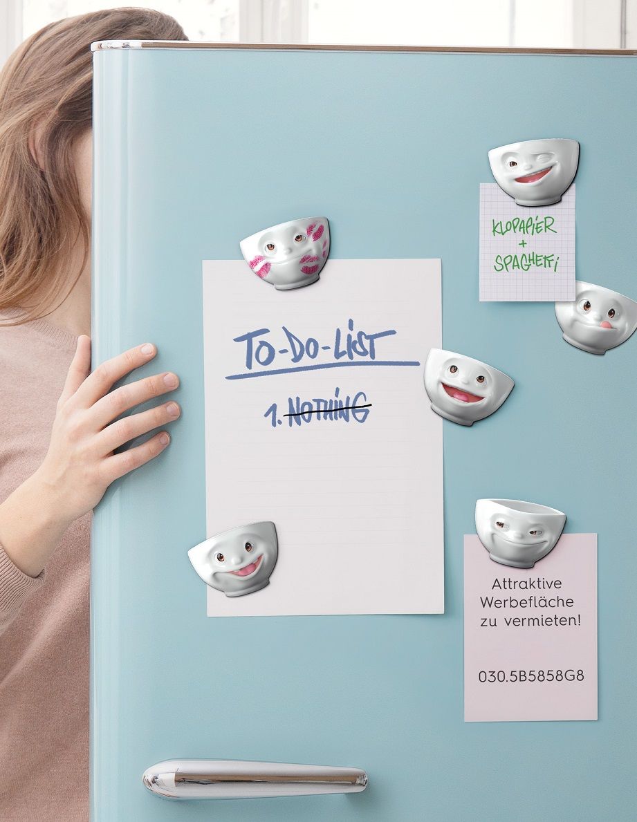  Die bringen Farbe und gute Laune in die Küche – genau unser Ding. Deshalb passen die auch so gut in unser Sortiment und Ihr habt Spaß dabei. Selbstkritisch wie wir nun mal sind, waren wir allerdings nie ganz zufrieden damit, dass wir die lustigen Dinger nicht in Deutschland produzieren konnten. Als wir uns vor Jahren mit der Entwicklung der TASSEN-Magnete beschäftigten, haben wir schlichtweg keine passenden Lieferanten gefunden.  