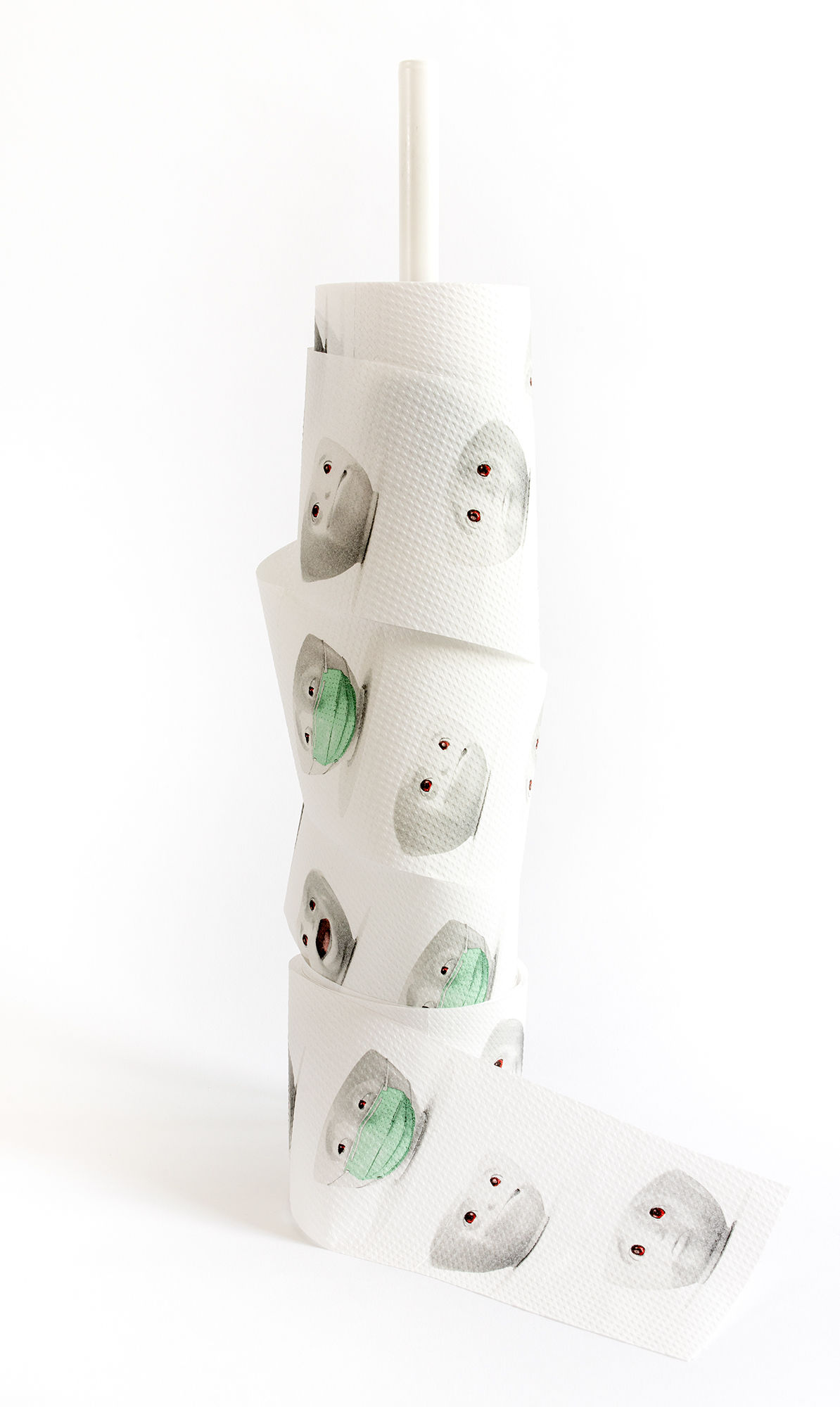  Wirklich, ein solches Produkt zu machen hatten wir überhaupt nicht vor, aber die Resonanz in der TASSEN-Community war groß und viele meinten, sie würden unser Toilettenpapier gerne kaufen, wenn es das wirklich geben würde. „Zu der Zeit waren wir ja alle, die Geschäftsführung und das gesamte Team, permanent im Think-Tank-Was-können/sollten-wir-alles-machen-Krisenmodus unterwegs. Wir haben uns dabei auch überlegt, wie man den Handel unterstützen kann. Das Feedback unserer Kunden auf den Aprilscherz mit dem Klopapier brachte uns dann irgendwann darauf. Ein neues Produkt, das es nur im Handel zu kaufen gibt und bei dem wir die gesamte Marge unseren Partnern überlassen“ meint Marc Eckart dazu, der als geschäftsführender Partner bei FIFTYEIGHT die Idee zu der Aktion hatte.   