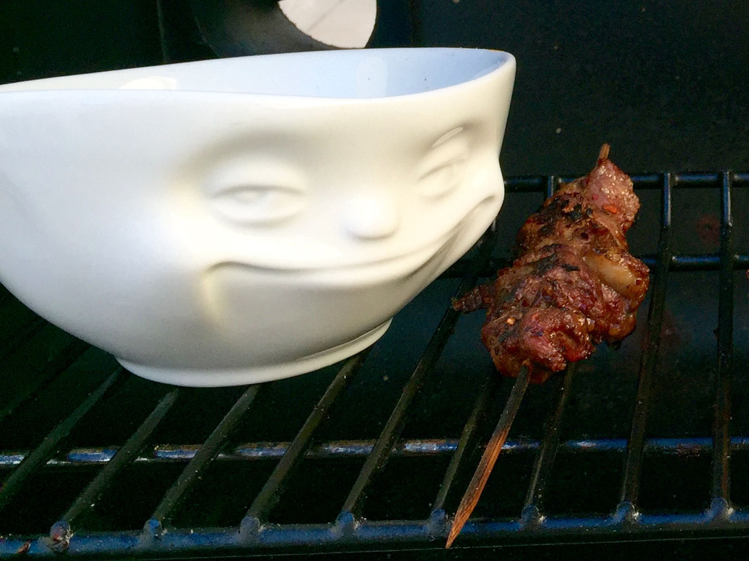  Der scharfe Spieß aus Sezuan Was macht wenig Arbeit und begeistert Gäste beim sommerlichen Grillfest? Antwort: Spieße! Die kleinen aber feinen Happen sind schnell gegrillt und bieten jede Menge Abwechslung, vor allem im Zusammenspiel mit Soßen und Marinaden. Als Geheimtipp für die Grillsaison 2015 schlagen wir vor: Saftige Lammspieße mit feuriger Sezuan-Gewürzmischung. Die chinesische Provinz Sezuan ist bekannt für scharfe Gaumenfreuden – auch vom Grill. Die peppigen Spieße bringen Kreativ-Punkte beim sommerlichen Grillfest, denn Lamm wird sonst meist nur als Kotelett oder gleich als ganze Keule auf den Grill gebracht. Aber vor allem die Keule erfordert echte Skills am Grill („Sach mal, is’ die schon durch?!“). Viel einsteigerfreundlicher sind hingegen unsere Spieße… Die Gewürze und Kräuter gibt’s im Asia-Laden, beim Lammfleisch empfehlen wir den Bio-Metzger eures Vertrauens. Und los geht’s! Zutaten 2 Pfund Lammfleisch vonder Schulter oder Keule (Fettrand ruhig dranlassen) 250g frischer Koriander zum Garnieren Rund 30 Holzspieße zum Grillen  Für die Marinade 2 EL Kreuzkümmel 2 EL Chiliflocken 1 EL Schwarzer Pfeffer 1 EL Paprikapulver 50ml Pflanzenöl  Für die trockene Würzmischung beim Grillen 2 EL Kreuzkümmel 2 EL Chiliflocken 1 EL Schwarzer Pfeffer 1 EL Brauner Zucker 