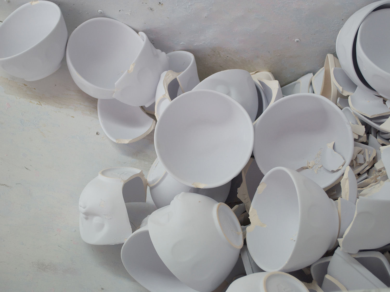  Qualität „Made in Germany“ Ein extremer Aufwand für qualitativ hochwertige Produkte – aber auch nicht gerade billig. Mal ganz kontrovers gefragt: Käme statt der „Made in Germany“ auch eine preiswertere Variante in Frage, etwa in Fernost? „Bislang haben wir noch keinen Anbieter gesehen, der die von uns geforderte Qualität überhaupt liefern kann, und das konsequent bei den nötigen Stückzahlen“, sagt Marc Eckart von FIFTYEIGHT PRODUCTS. „Aber unabhängig vom Preis ist die Produktion ‚Made in Germany’ für uns auch ein klares Bekenntnis zum Wirtschafts- und Innovationsstandort Deutschland.“ Weiterhin steht „Made in Germany“ für die Erfüllung der strengsten Umweltauflagen weltweit und BHS verweist stolz auf seine hervorragende Umweltbilanz der natürlichen Rohstoffe für Porzellan (Quarz, Feldspat, Kaolin) und internationale Zertifizierung des Umweltmanagements nach ISO 14001 und Energiemanagements nach ISO 50001. Ralph Engelmann von BHS erklärt weiterhin: „Sicher kosten die Produkte auch ihr Geld, weil sie aufwändig sind und auch die entsprechend geschulten Mitarbeiter erfordern. Einige Produkte von FIFTYEIGHT sind echte Trainingsobjekte, die nicht jeder Mitarbeiter beherrscht. Wer eine schmollende Schale herstellen kann, muss nicht automatisch auch eine glückliche können.“ 