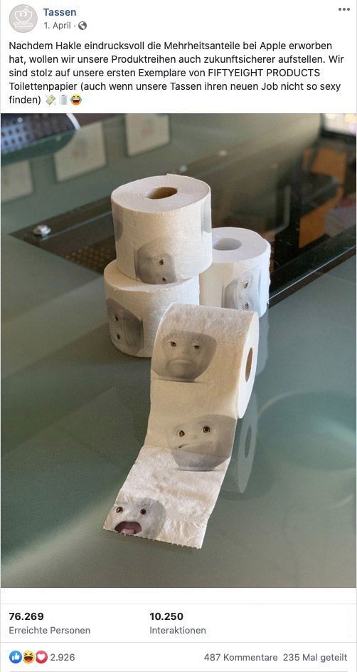  „Nachdem Hakle eindrucksvoll die Mehrheitsanteile bei Apple erworben hat, wollen wir unsere Produktreihen auch zukunftssicherer aufstellen. Wir sind stolz auf unsere ersten Exemplare von FIFTYEIGHT PRODUCTS Toilettenpapier (auch wenn unsere Tassen ihren neuen Job nicht so sexy finden).“ Wir werden diese turbulenten Wochen wohl nie vergessen, Corona brach über uns alle herein und ausgerechnet Klopapier wurde über Nacht zum begehrtesten Produkt in Deutschlands Supermärkten. Das war schon sehr merkwürdig, hatte aber den Effekt, dass alle Welt ... doch, ja, tatsächlich hat die versammelte internationale Presse in allen Sprachen über Klopapier und seine Rolle in der deutschen Kultur philosophiert. Das war die Sternstunde und Heiligsprechung von Lagen weichen Papiers auf der Rolle – und der Grund für unseren Aprilscherz. 