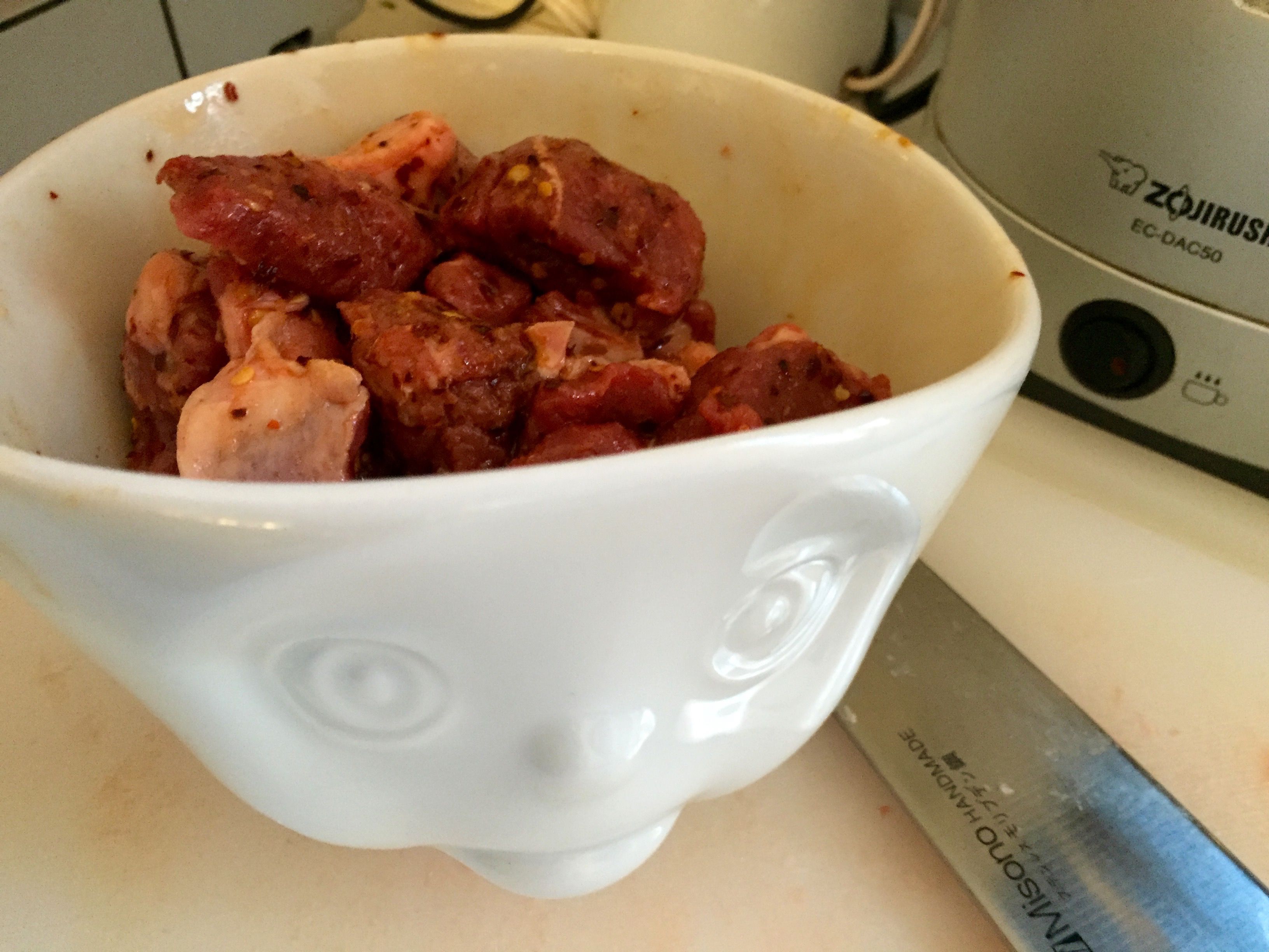  2. In einem Mörser die Gewürze für die trockene Gewürzmischung zerstampfen und gut durchmischen, dann beiseite stellen. Auch die Gewürze für die Marinade zerstampfen und mit dem Öl mischen. 