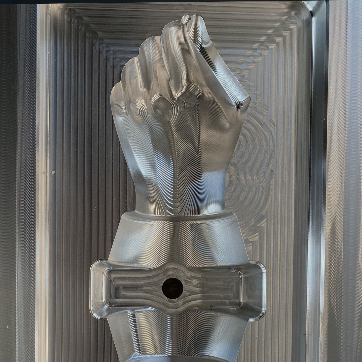  Und noch ein Wort zum Werkstoff, der unsere hohen Anforderungen erfüllen musste. Hochwertigen ABS-Kunststoff verwenden wir für alle CEELINGS-Produkte. Der hält sehr lange, bröselt nicht gleich weg und behält die Farbe. Im Recycling-Kreislauf funktioniert er auch vorbildlich, weil er zu 100 Prozent wiederverwertet werden kann.  Dass das alles geht, darüber sind wir wirklich sehr glücklich. An die Decke schauen wird ab jetzt schöner sein und Deine Leuchte freut sich über einen angemessenen Abschluss. Viel Spaß mit Deinen neuen Mitbewohnern. 