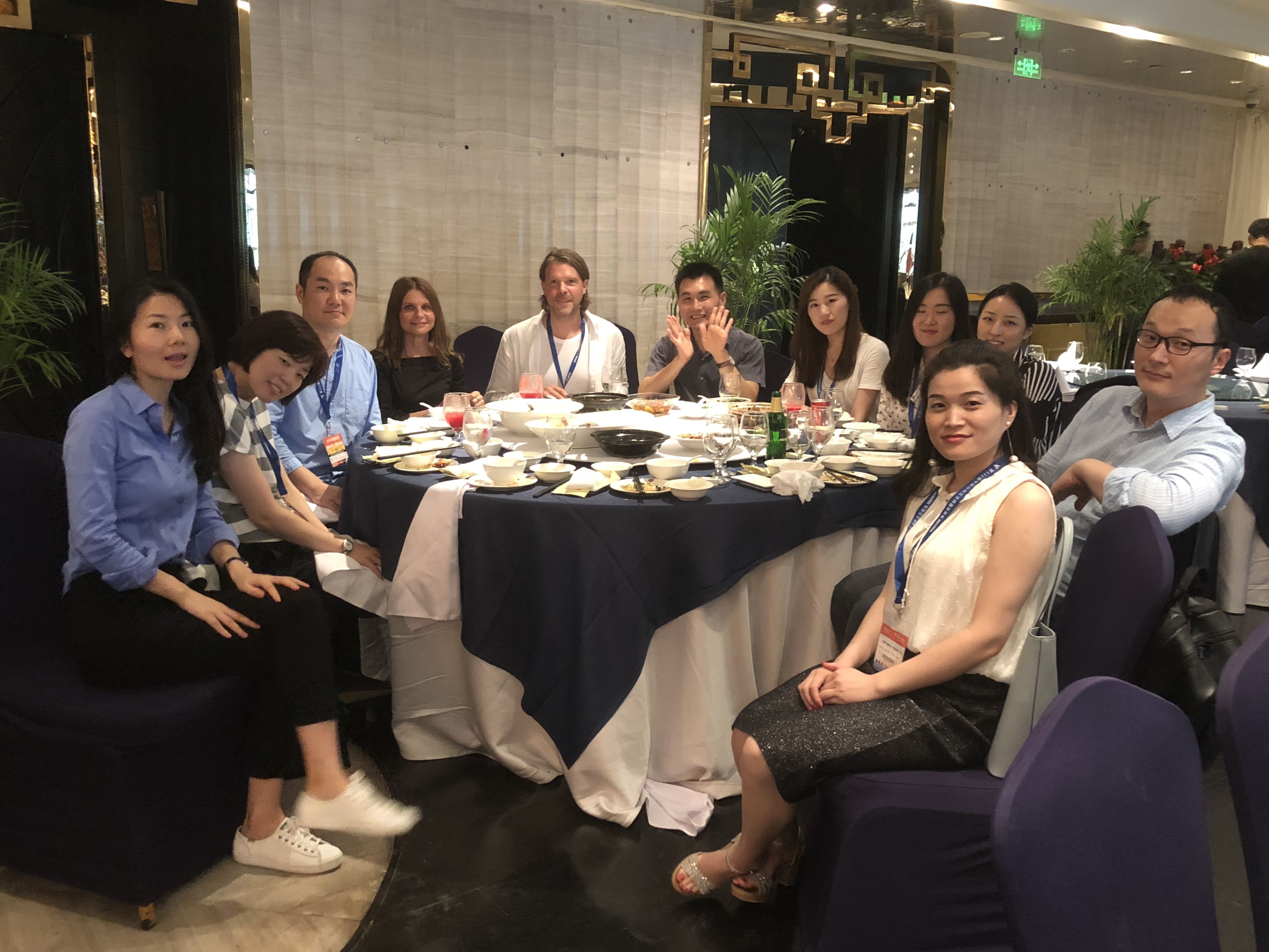  Vom 26. bis 28. Juli fand dann die Messe statt, wo auch die TASSEN-Produkte an einem schönen Stand von den chinesischen Geschäftspartnern ausgestellt wurden. Edina weiß: „Gerade im wichtigen asiatischen Markt sind die Geschichten und Menschen hinter den Produkten nicht zu unterschätzen. Und dafür muss man einfach vor Ort sein.“ „Außerdem baut ein persönlicher Kontakt in kürzester Zeit enorm viel Vertrauen auf und Sprachbarrieren sowie Vorurteile ab“, ergänzt Marc. 