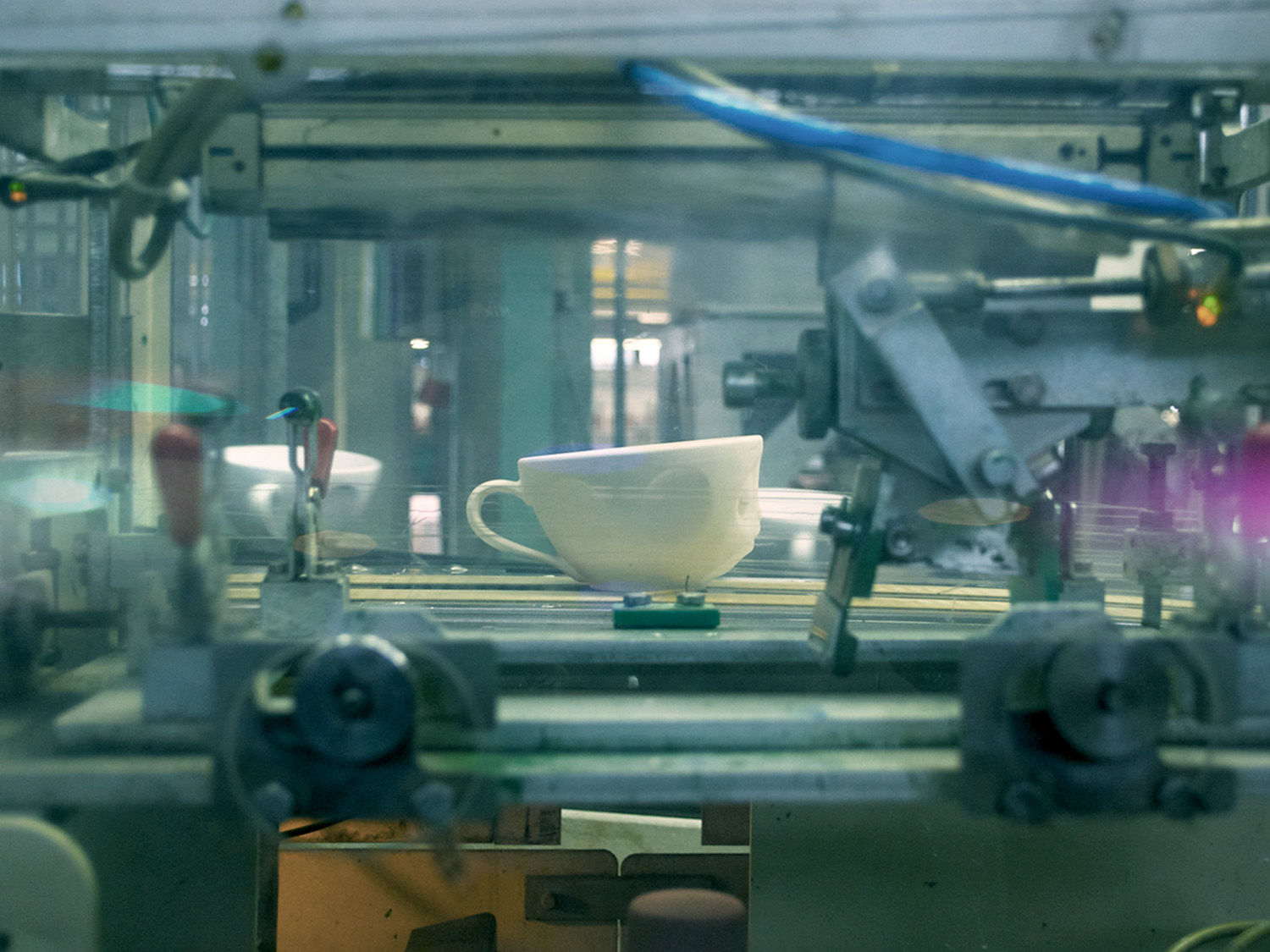 Die nächsten Schritte Seit Anfang der Zusammenarbeit im Jahr 2012 geht die Partnerschaft zwischen BHS und FIFTYEIGHT PRODUCTS konstant voran. „Wir wachsen jährlich und bringen in der Regel vier bis sechs Neuheiten pro Jahr. Und das bedeutet oft mehr als bloß neue Gesichter eines bestehenden Artikels sondern auch komplett neue Produktkategorien.“ Erst 2015 kam neben den TASSEN die Reihe von TALENT-Tassen als Porzellan-Portraits künstlerischer Genies der Weltgeschichte ins Sortiment. Nach dem Motto „Runter vom hohen Sockel, rauf auf den gedeckten Tisch“ bedeutete die TALENT-Reihe mit ihren bildhauerischen Details auch eine Entwicklungsaufgabe, die produktionstechnisch zu meistern war.