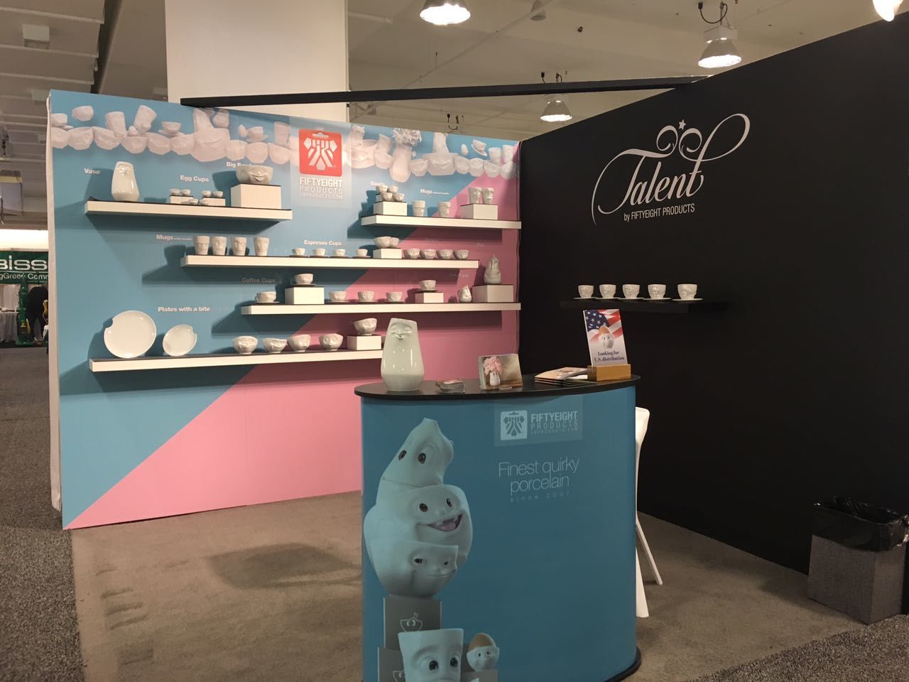 Die meisten Standbesucher sind Einkäufer oder Inhaber von Geschenkläden und Cafés, die in Atlanta auf der Suche nach neuen und exklusiven Produkten sind. Da passen wir bestens rein. Auch viele Vertreter von Museen und Instituten für bildende Kunst – etwa das Detroit Institute of the Arts – sind vom Design unserer Porzellanprodukte angetan. In den ersten zwei Tagen bestellen bereits einige Geschäfte unsere Produkte, wobei wir aber auf den großen Knackpunkt stoßen: „Made in Germany“ gilt als cool, aber Lieferung aus Germany eher nicht so. Da wir noch keinen US-Vertrieb haben, bei dem Kunden direkt bestellen können, sind viele von dem Gedanken abgeschreckt aus Europa liefern zu lassen. „Die versenden ihre Sachen aus Deutschland!“ zerrt sogar eine Geschäftsfrau ihre sichtlich von TASSEN begeisterte Partnerin vom Stand. Und uns wird recht bald klar: Hätten wir einen Vertrieb, könnten wir ein Vielfaches der Ordern schreiben – aber genau deshalb sind wir ja hier.