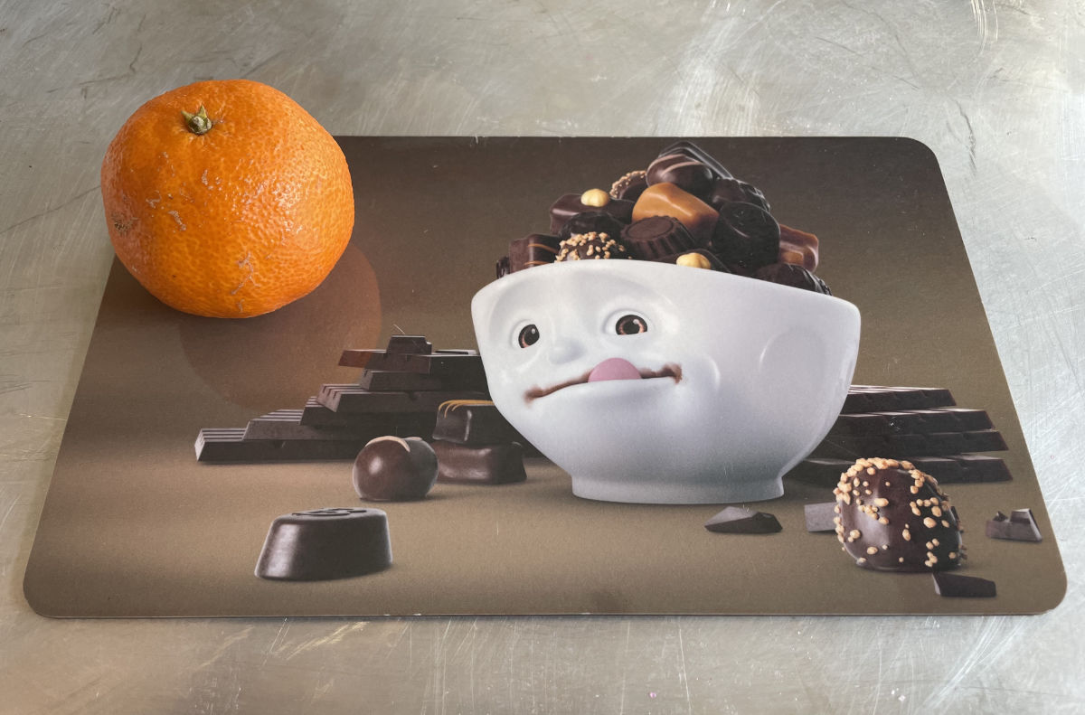  Eine solche kulturelle Eigenart, wie wir im Laufe der Jahre lernen mussten, sind unsere TASSEN Frühstücksbrettchen. Wo unsere Kunden aus dem deutschsprachigen Raum sofort an lecker belegte Schnittchen denken, erkennen unsere Freunde im Ausland nicht unbedingt auf Anhieb den Zweck der bunten Brettchen aus Melamin. „Was sollen wir denn mit diesen Frühstücksbrettchen anfangen?“ fragen sie immer wieder. 