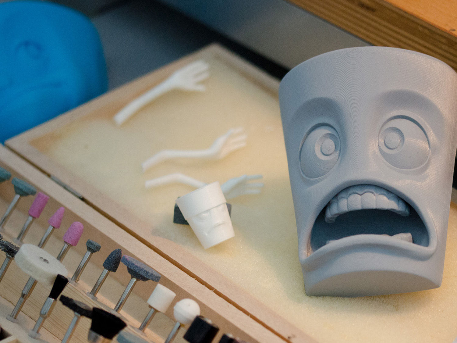 Im 3D-Programm habe ich eben auch ein AAAAAAHHHHHRG! gemacht, was ich super funny fand. Wie oben schon erwähnt ist das einer der ungefähr 30 Animations-Shapes aus dem sich der Charakter in seinem technischen Setup zusammensetzt. Diesen Shape habe ich dann später auf unserem damaligen 3D-Drucker mal ausgedruckt, weil ich sehen wollte, wie er so in Echt kommt. Also eher eine rein neugierige und kreative Blüte, als Seitenprodukt des Mug-Projekts. Aber dies ist natürlich ein sehr extremer Gesichtsausdruck, der sich schwer mit anderen mischen lassen wird, aber er ist auch kennzeichnend für seinen expressiven Charakter, den er bekommen soll.