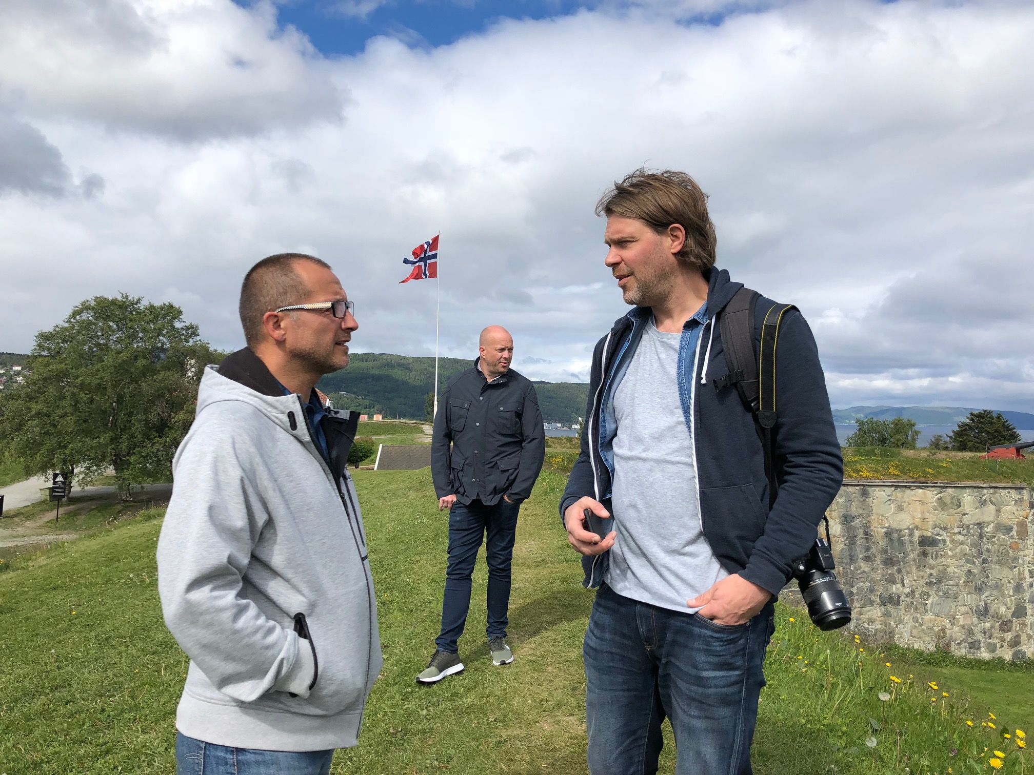 Doch was eigentlich als Business-Trip geplant war, „entpuppte sich schnell als Treffen unter Freunden“, so Marc. Edina stimmt ihm zu: „Die beiden sind wie alle anderen Norweger, die uns begegnet sind, wahnsinnig herzliche und entspannte Leute.“ Konkreter Anlass des Norwegen-Trips war die Einladung Andrés zu einer Hausmesse in seinem Lager.