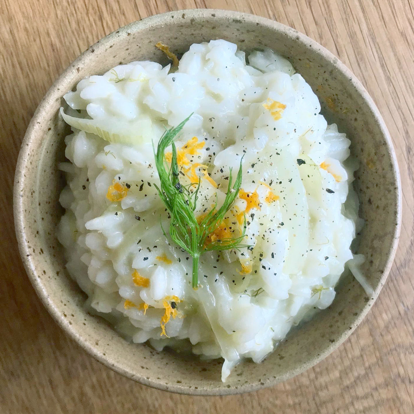  Wir von der FIFTYEIGHT Geschäftsführung haben vor einiger Zeit mal darüber nachgedacht, wie wir unser Team noch besser versorgen und unseren Zusammenhalt stärken können. Das Ganze sollte aber regelmäßig umzusetzen und dann auch für alle möglichst angenehm gestaltet sein... Kein leichtes Unterfangen, aber schließlich kam uns die Idee:  Regelmäßig mit der gesamten 58-Crew bei uns am Esstisch zu schlemmen! 