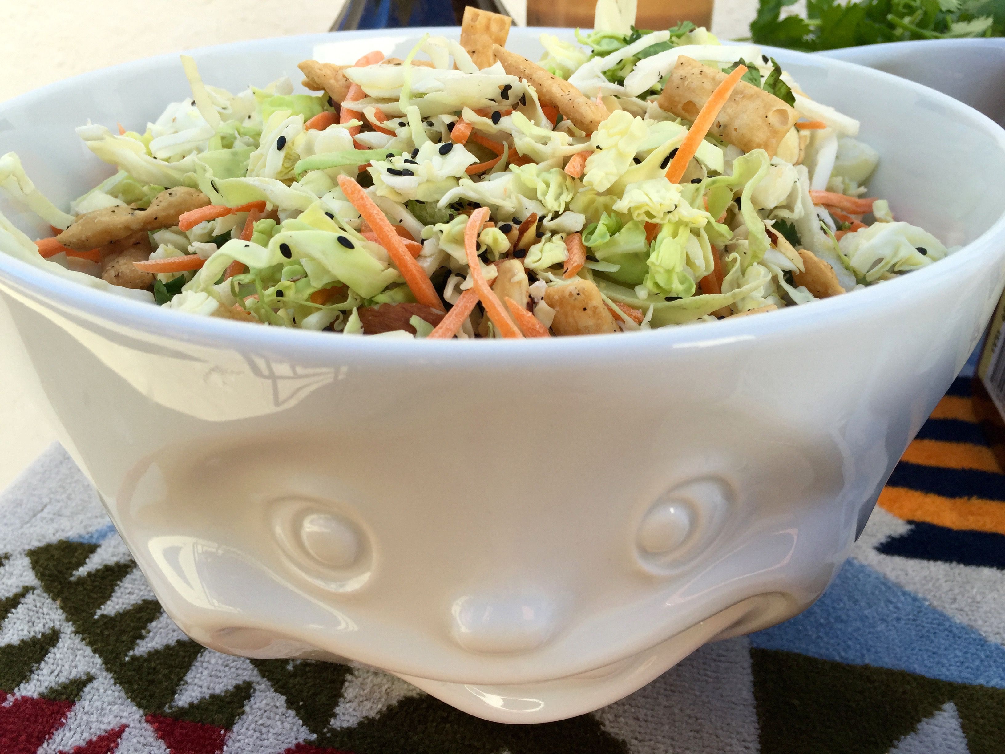  7. Die Spieße über dem heißen Grill jeweils 2-3 Minuten pro Seite anbraten, dann wenden und zwischendurch nach Belieben mit der Würzmischung bestreuen. 8. Die Spieße vom Grill nehmen und nach Bedarf noch auf dem oberen Rost im Grill durchbraten lassen (dabei Deckel schließen), oder gleich servieren. Wir empfehlen „medium“ gebraten. In der Provinz Sezuan kommt beim Servieren – ratet mal – noch mal eine Prise scharfes Gewürz hinzu! #somelikeithot 9. Als Beilage empfehlen wir neben Koriander einen frischen Salat aus Kohl und Blattsalaten mit fruchtigem Asia-Dressing, um die Schärfe etwas zu kontern. Wir von TASSEN wünschen gutes Gelingen und feurig-scharfe Unterhaltung. 