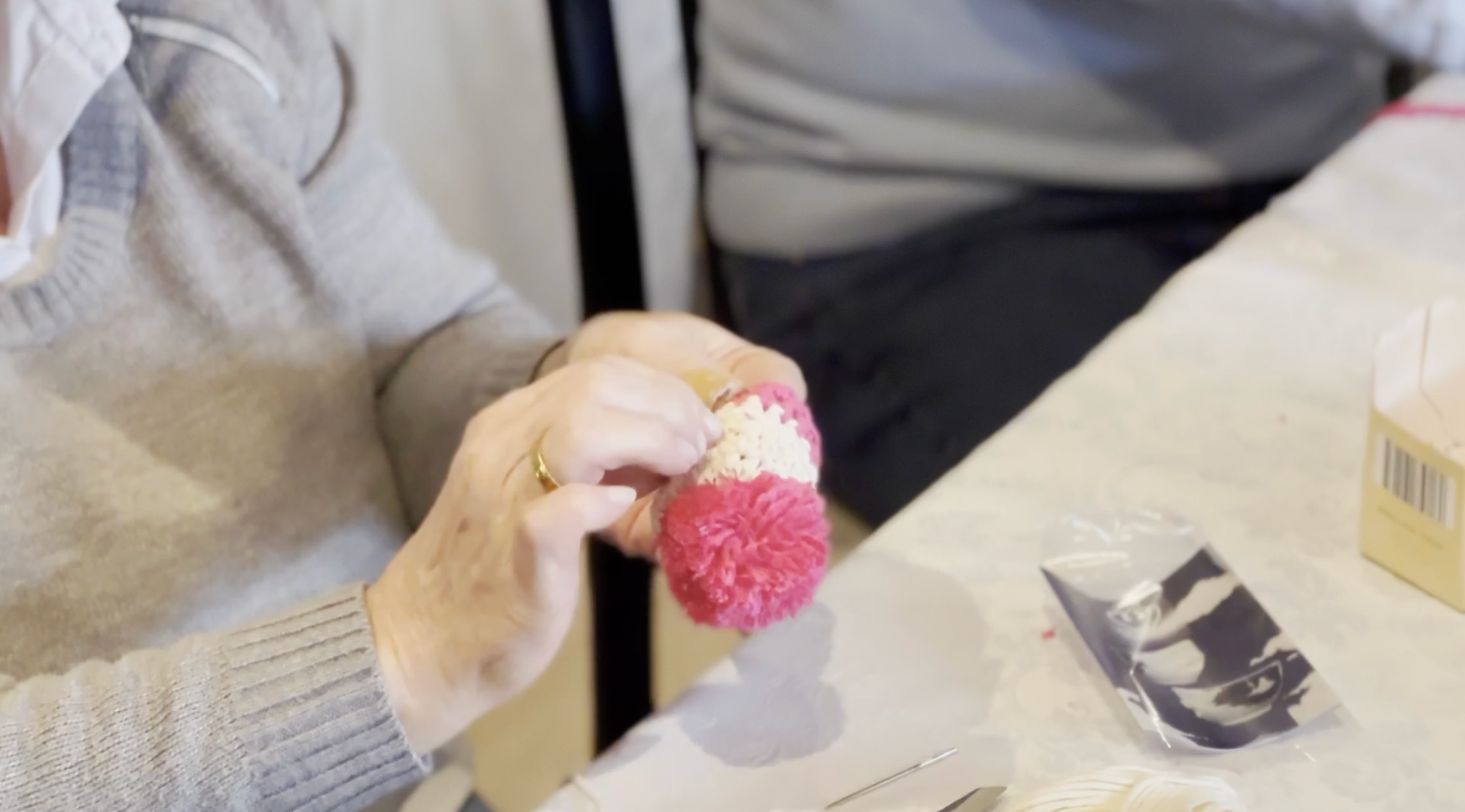  Vom Urknall des Mützchen-Universums bis heute werden unsere Mützchen in Deutschland in reiner Handarbeit hergestellt. Ja, richtig gehört – in Handarbeit! Keine Maschine, die irgendwo in einer Industriehalle steht und im Sekundentakt Mützchen ausspuckt.  