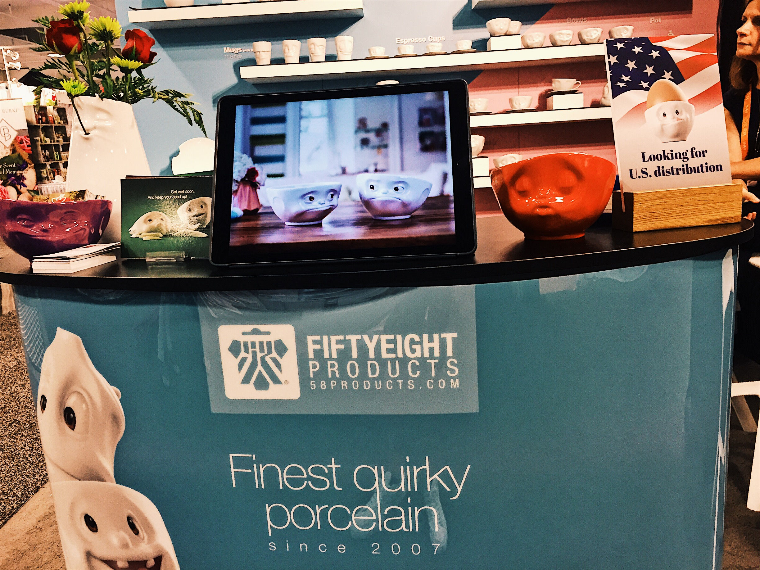 Bis zum Ende der Messe haben wir eine Handvoll Interessenten, die als offizieller US-Vertrieb oder sogar Nordamerikavertrieb von TASSEN agieren wollen. Und viele Shops wagen dennoch den Sprung ins kalte Wasser und bestellen bei uns, was ganz nüchtern betrachtet auch nicht mehr kostet als beispielsweise eine Lieferung von Kalifornien an die Ostküste der USA. Das sehen viele Einkäufer dann auch ein und wir müssen sogar neue Bestelllisten fotokopieren, weil sie uns ausgehen.