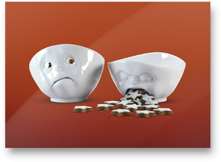  Eine offensichtlich nicht so gut gelaunte Schale kotzt reichlich Zimtsterne aus. Viele von Euch meinten damals schon, diese Schale sollte es nicht nur als Karten-Motiv, sondern auch als echten Charakter in der TASSEN-Familie geben. Mit den Wünschen unserer Kunden setzen wir uns konstant und sehr intensiv auseinander, denn durch dieses wichtige und direkte Feedback sind ja auch schon eine ganze Reihe beliebter TASSEN-Produkte entstanden. 