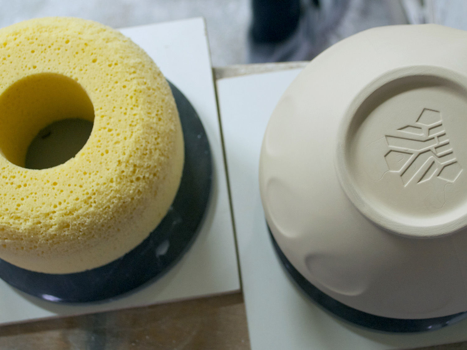  Im Jahr 2007 geht die erste Kollektion von TASSEN-Produkten mit Kleinstauflagen in Serie, anfangs noch sehr reduziert mit einfarbigen 500ml Schalen mit einigen unterschiedlichen Gesichtern. Die Resonanz ist ermutigend, wenngleich die „grinsenden“ Porzellanschalen eher in der Nische als im Massenbereich angesiedelt sind. Aber intern stellen die Firmengründer bereits die Weichen für weitere Exkurse in die Welt realer Produkte: Aus FIFTYEIGHT 3D werden die beiden Teilbereiche FIFTYEIGHT ANIMATION für das Kerngeschäft mit Computeranimation sowie FIFTYEIGHT PRODUCTS für innovative Porzellanprodukte. Aus den FIFTYEIGHT PRODUCTS entwickelt sich bald eine kleine, aber feine Ergänzung zum virtuellen Hauptprogramm sowie eine kreative Spielwiese für die Designer von FIFTYEIGHT ANIMATION. Aber dass darin noch mehr Potenzial steckt – bis hin zur „richtigen“ Firma – steht damals noch in den Sternen. Klares Hindernis für das Expansionsdenken der Gründer: Es fehlt an qualitativ hochwertigen, aber bezahlbaren Produktionskapazitäten um die TASSEN aufs nächst höhere Level zu bringen. 