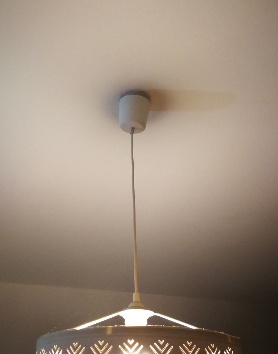  Die Synapsen fahren hoch. Der Blick bleibt beim Baldachin Deiner Deckenleuchte hängen. Was Du dort siehst, passt Dir nicht. Ein emotionsloses Plastikteil, das noch nicht mal bündig an der Decke hängt. Warum, denkst Du, geht das nicht besser? Vielleicht, weil sich noch niemand der Decke so richtig angenommen hat? Klar gibt es schon Baldachine, rote, weiße, grüne, schwarze – billige Plastikdosen und auch ein paar ganz nette aus Metall. Aber alles in allem eine sehr humorlose Veranstaltung. 