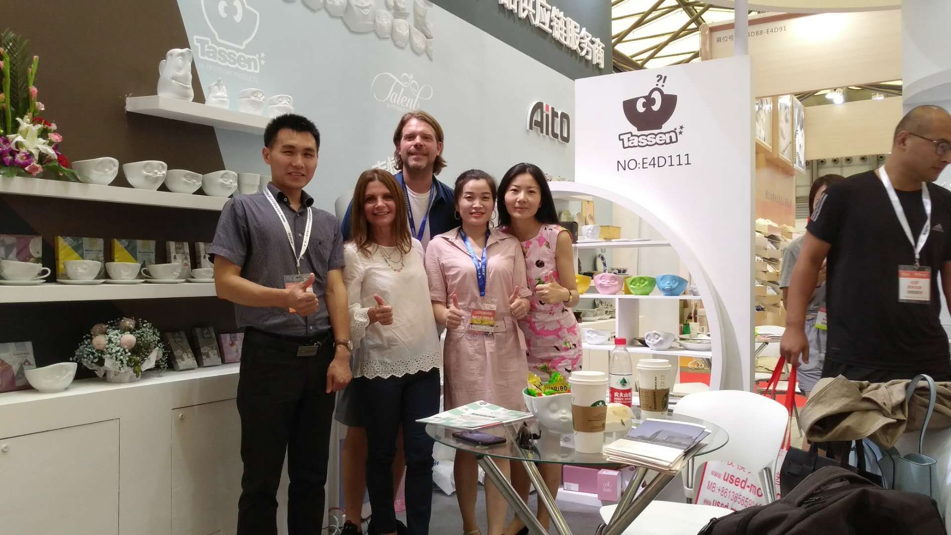  Vom 24. bis 30. Juli 2018 waren dann die beiden zum ersten Mal in China. „Bei unserer Ankunft am Flughafen wurden wir erstmal von einer Wand aus 38 Grad Celsius und einer Luftfeuchtigkeit von 80 Prozent begrüßt. Bei diesen Temperaturen die Contenance zu wahren, ist bei den Business-Meetings eine echte Herausforderung“, so Edina. „Trotz der kurzen Zeit in China waren wir total gespannt auf diesen interessanten Mix aus alter und moderner Kultur und wir wollten möglichst viel davon mitnehmen“, erzählen Edina und Marc. 