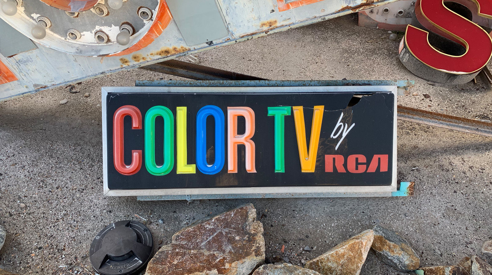 Für jeden, der mit Design, Grafik und Typografie zu tun hat, der Trip in ein poppig-buntes Wunderland. So war „Sin City“, wie man Las Vegas früher genannt hat, für uns alles andere als ein Glückspiel.