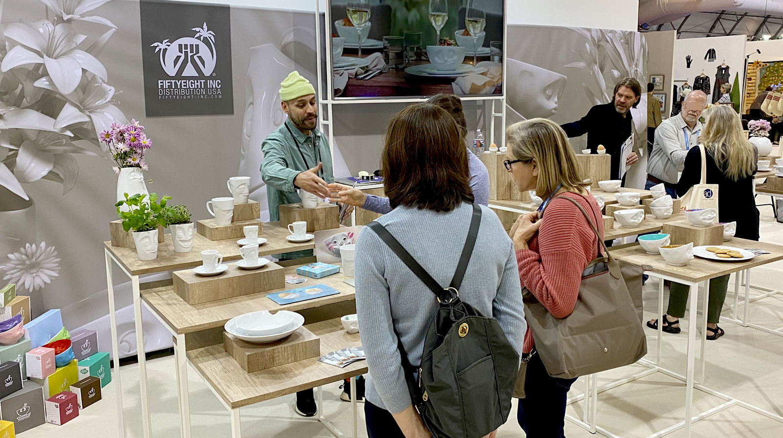 Entsprechend positiv war auch das Feedback der Besucher. Perfekt integriert ist auch ein großformatiger Screen, auf dem unsere Produkt-Highlights gezeigt wurden und natürlich die neuen TASSEN-Filme. Ja klar, wirst du jetzt vielleicht sagen. Die TASSEN Filme, super, aber wie haben die Amis denn den hessisch-deutschen Humor verstanden, das kann man ja wohl nicht wirklich gut übersetzen, oder?