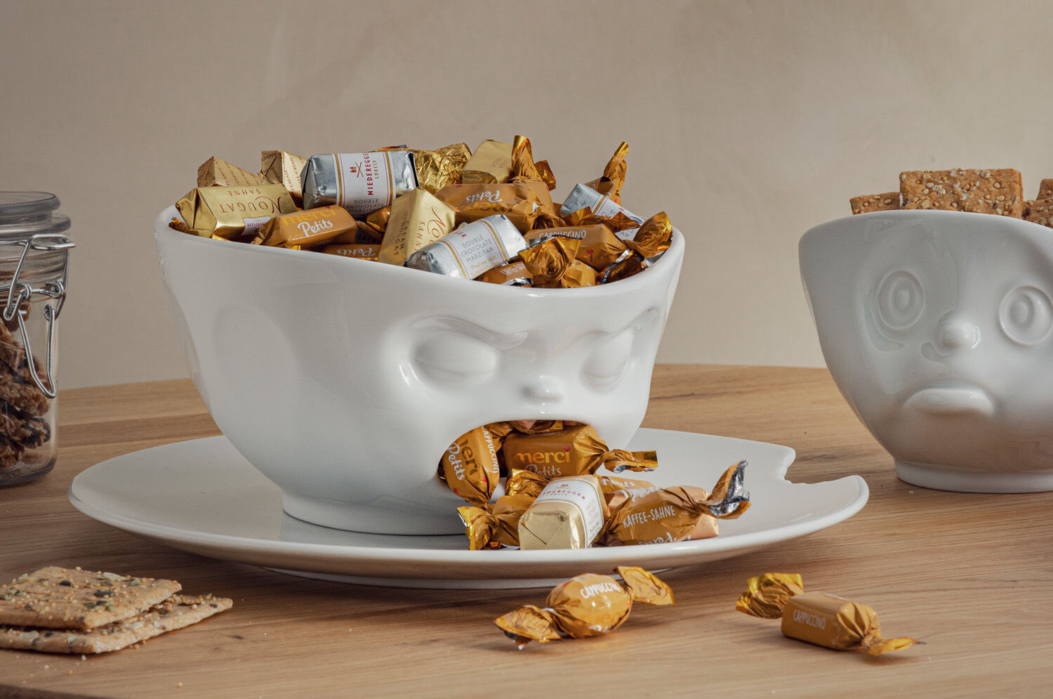  Design bedeutet für uns auch immer sehr emotional zu werden. In die eine oder andere Richtung. Wir polarisieren gerne. Extreme sind keine Tabus, wie man an Produkten wie die KOTZENDE und GRUMMELIG oder unseren Emoticups sieht. Da sind wir wohl auf der gleichen Wellenlänge, wie unsere Kunden. Überhaupt kamen da schon immer spannende Anregungen und Wünsche für neue Produkte. Wir lieben die Feedbacks, besonders die vielen Posts mit Food-Bildern. Sehr kreativ und einfallsreich. Eine sprudelnde Quelle der Inspiration. 