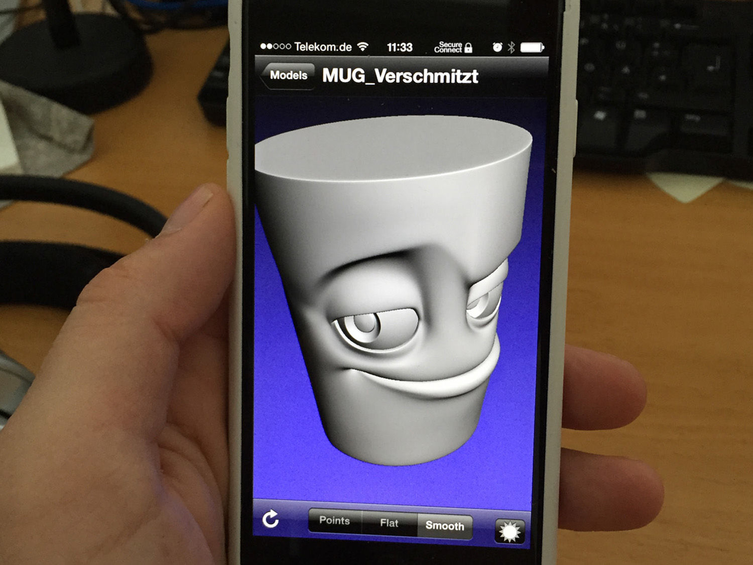 Ich habe ein ganzes Sheet an verschiedenen, durchnummerierten Gesichtsausdrücken erstellt – wie auf dem Foto zu sehen ist. Auf dem Skizzenbild zu dieser Story sieht man die verschiedenen Alternativen im Anschnitt. Das Feedback aus der Produktion war dann auch positiv und wir wussten, das geht so mit den neuen Mugs.