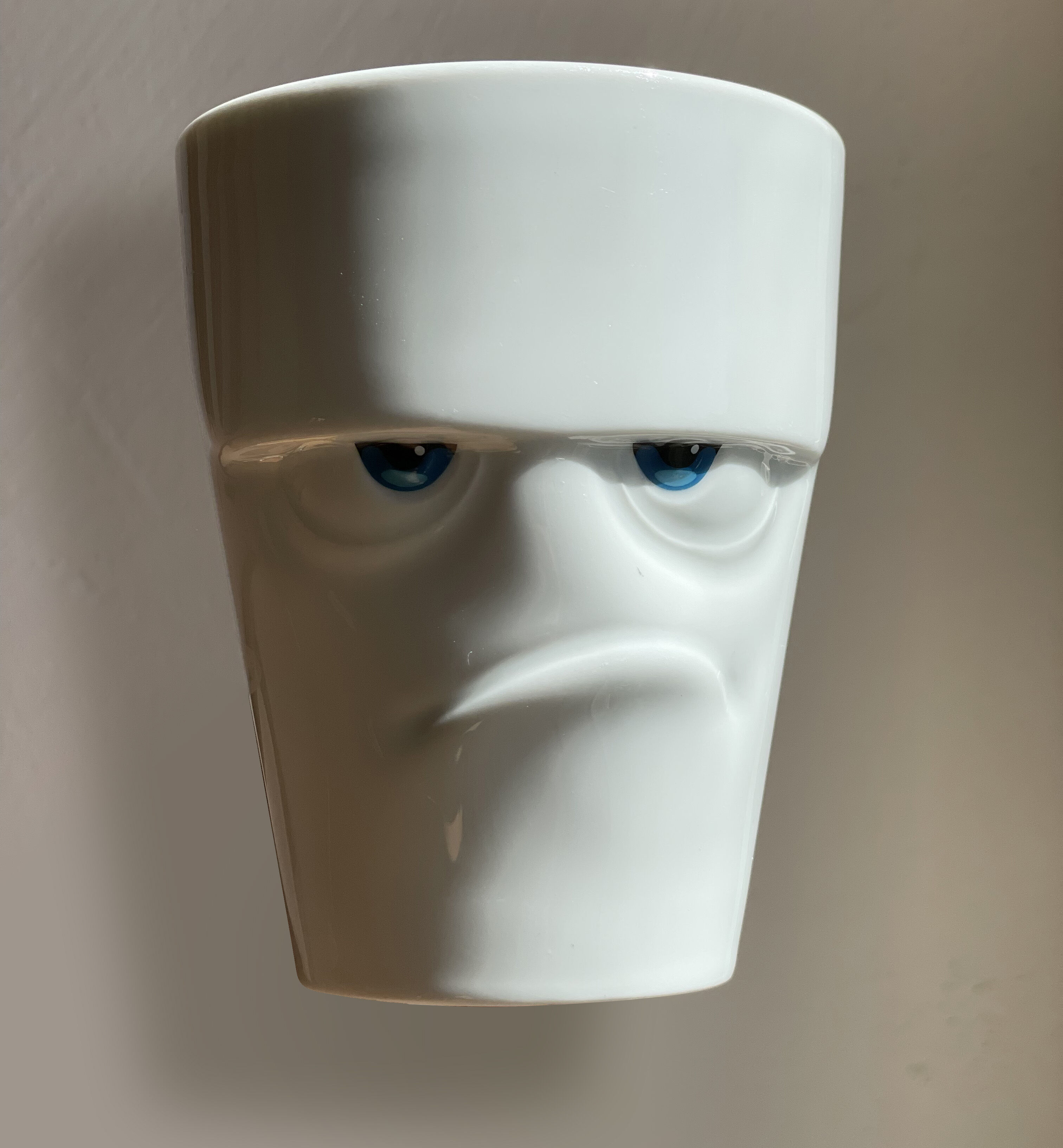  Themen wie Herstellung, Logistik und Vertrieb waren Neuland. Design dagegen gehört zu unserer Kernkompetenz, mit jahrelanger Erfahrung. Produkt-Design, Verpackungen, Displays, Kommunikationsdesign – wofür andere produzierende Unternehmen eine Agentur brauchen oder erst eine Abteilung aufbauen müssen, das können wir Inhouse. Und der Style? Wir sind in der Toon-, Comic- und Fantasy-Welt groß geworden. Diese Einflüsse sind fest in der FIFTYEIGHT DNA verankert und prägen unsere Produktwelt. Wo sich das sehr schön zeigt, ist in unserer Movie Edition mit den farbigen Augen. Eine Special Edition für ausgewählte Produkte mit limitierten Auflagen, die wir ab 2017 herausgebracht haben. Doch warum nicht gleich? Die Produktion ist deutlich aufwändiger. Oder HAPPY HERMANN und die HAND DES LICHTS von unserem neuen Label CEELINGS gerade mit dem German Design Award 2022 ausgezeichnet wurden – beide könnten direkt einem Animationsfilm entsprungen sein. 