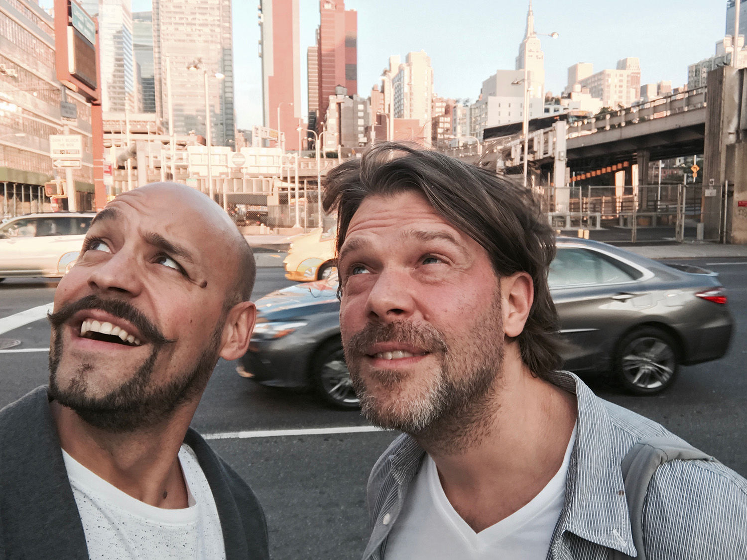  Was in Japan „kawaii“ war, ist hier „quirky“, was so viel wie „schrullig“ oder „schräg“ bedeutet. Klar, was nach einem Messeauftritt zählt, ist das, was am Ende rauskommt (nein, nein, schiebt die Assoziation in Verbindung mit „Big Business“ bitte ganz schnell weg!). Wir sind uns jedenfalls sicher: Das Ergebnis wird über kurz oder lang „A-m-a-z-i-n-g“ sein. Marc und Max geben der Stadt der Superlative einen American Handshake und sagen „thanks, New York“! 