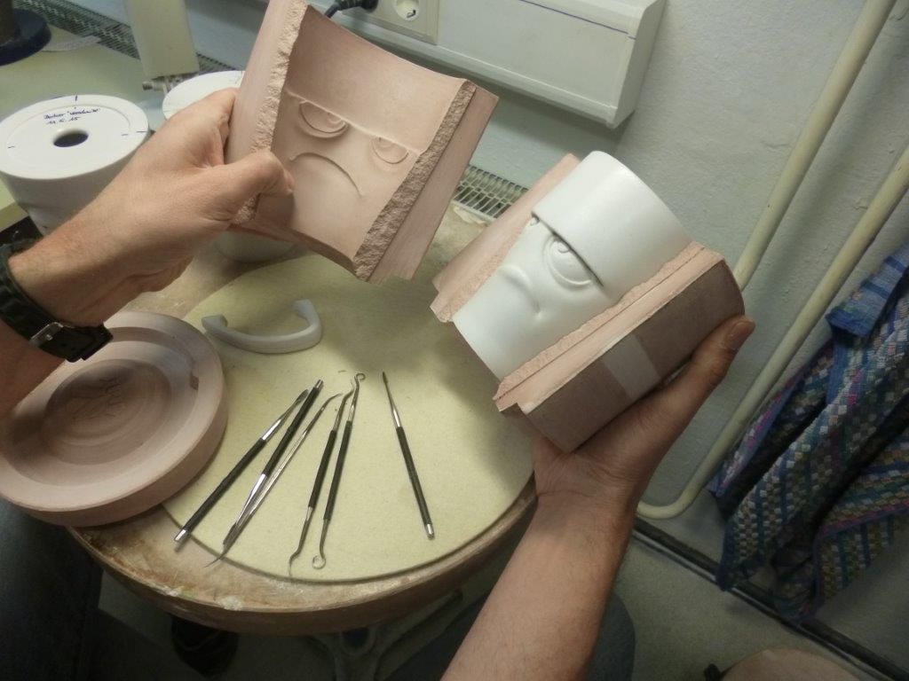  Wir sind jedes Mal Feuer und Flamme, doch leider holt uns der Werkstoff Porzellan mit seinen rigorosen Herstellungskriterien – die sind nämlich noch komplizierter, wenn Gravuren und Gesichter mit ihren Erhabenheiten ins Spiel kommen – wieder auf den Boden der Tatsachen zurück. So bleiben einige dieser großartigen Ideen, die uns über Sozialen Medien und Email erreichen, leider auf der Strecke. Aber, wir lassen nicht locker und bemühen uns darum, unseren hessisch-grantigen TASSEN weitere Familienmitglieder ins Haus zu bringen. Ist ja auch lustiger, wenn die sich gegenseitig mit Sprüchen und Albernheiten auf Trab halten können. 