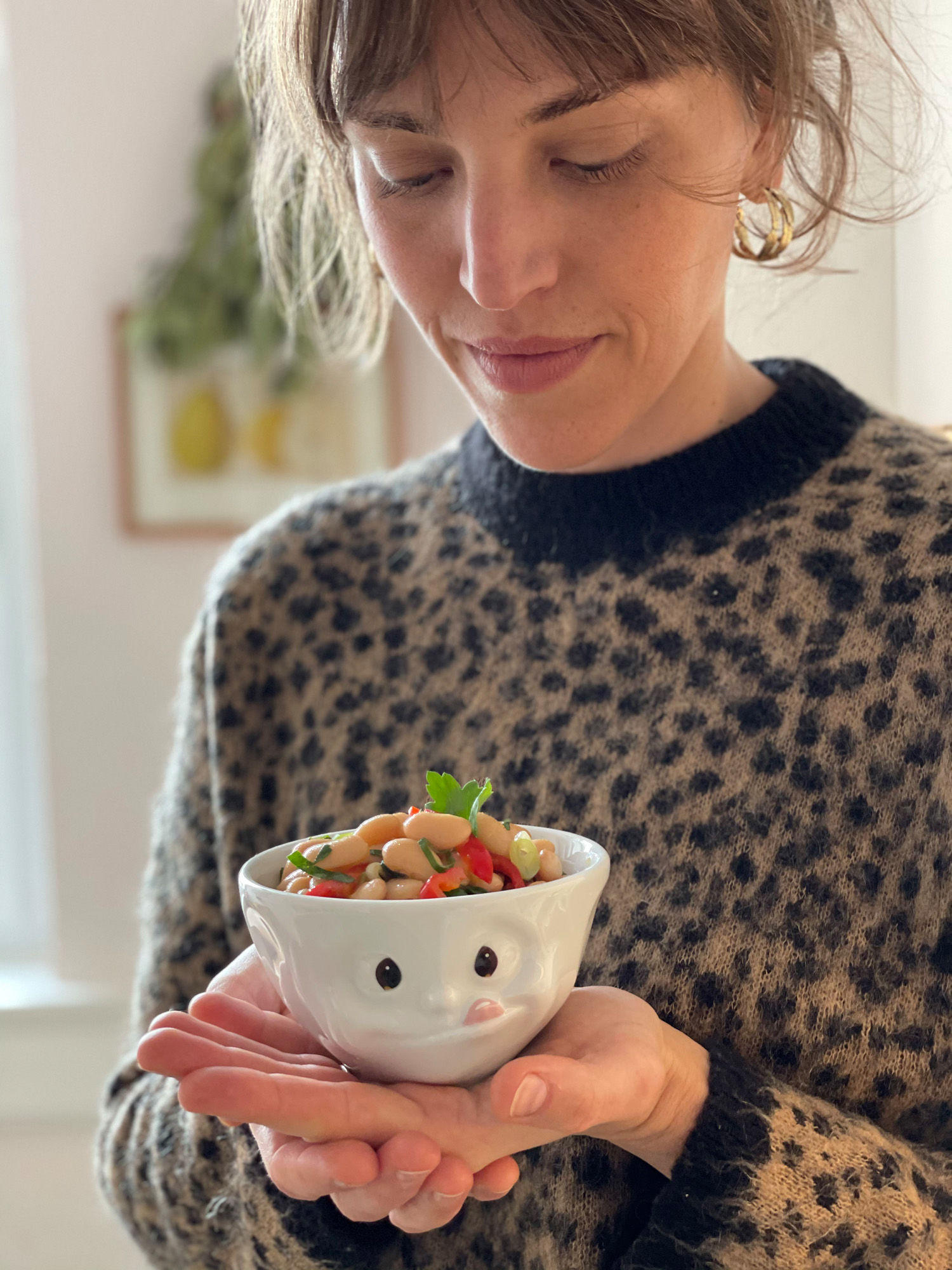  Wir finden das eine beachtliche Leistung, denn hinter der Regelmäßigkeit stehen eine große Portion Liebe und Kreativität. Und natürlich die Verpflichtung, immer pünktlich Fotos und Rezepte zu liefern, um gesunde Ernährungsideen mit der FIFTYEIGHT Community zu teilen. Vor allem kennen und lieben wir die Gerichte von Canari.de aus eigener Erfahrung, denn sie versorgt uns schon seit vielen Jahren im FIFTYEIGHT Office immer wieder mit Mahlzeiten, von denen viele Mitarbeiter heute noch schwärmen. Und nach fast einem Jahr im Homeoffice wegen Covid-19 können wir echt sagen, dass uns die wöchentlichen Rezept-Ideen zum Nachkochen durch diese nicht immer leichte Zeit geholfen haben. 