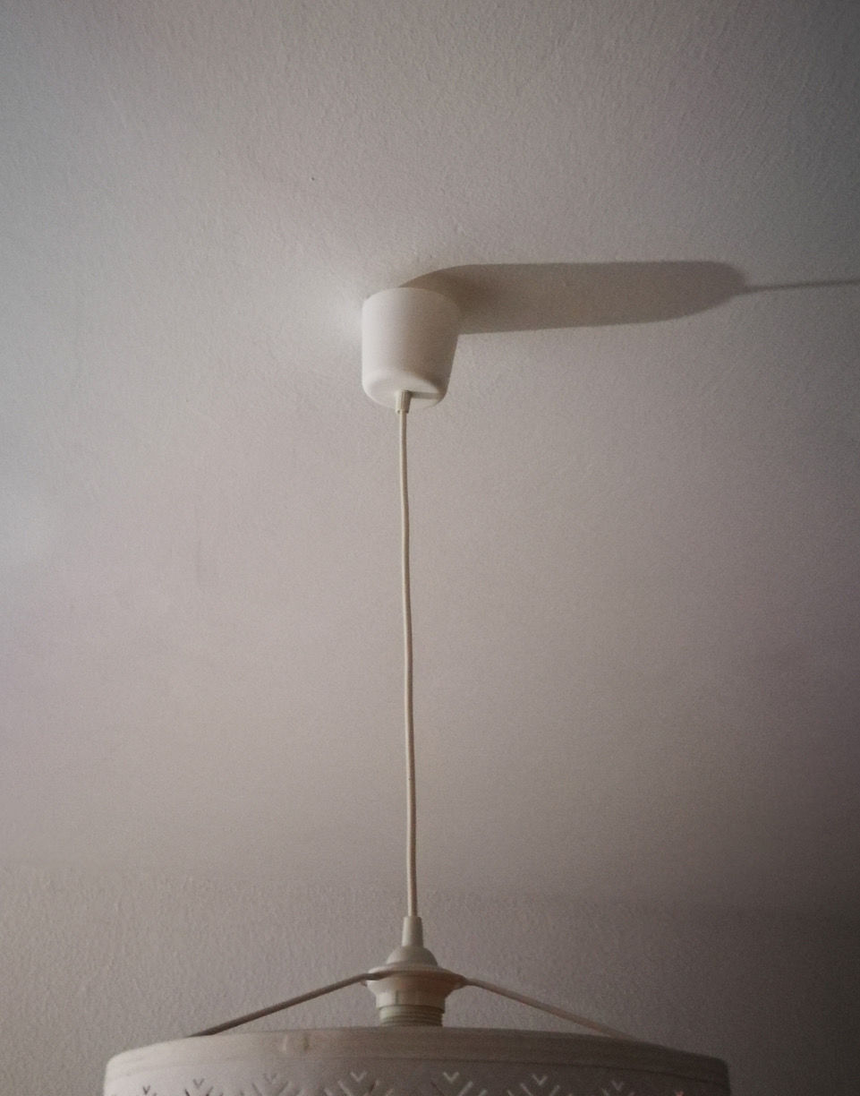  Stell Dir vor: Ein gemütlicher Sonntagnachmittag. Du liegst gechillt auf dem Sofa, gepflegte Besinnlichkeit. Der Blick schweift durch die Gegend. Viel Liebe zum Detail, ausgesuchte Designerstücke, Kunst, Bücher, schöne Leuchten – Dein Stil eben. Du scannst die Decke. Alles ruhig, nichts los da oben. Oder doch! 