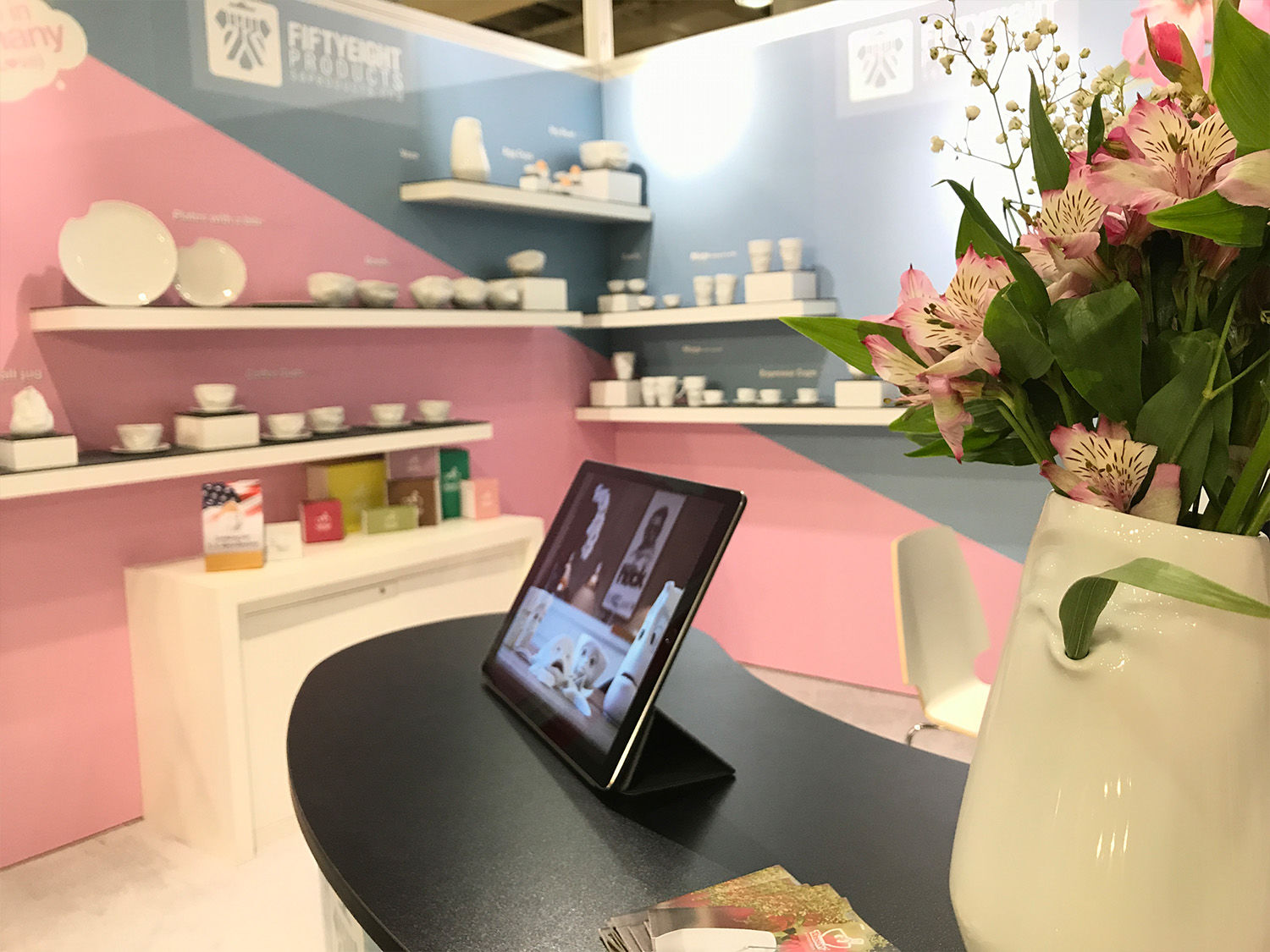  Auch wenn wir jetzt ganz einfach in die Stereotypen-Kiste greifen könnten, lassen wir diese einfach mal dort, wo sie hingehören: In die Tonne. Stattdessen haben uns die Amerikaner mit einer beeindruckenden Kulturkenntnis überrascht. Richard Wagner. Wolfgang Amadeus Mozart. Johann Wolfgang von Goethe. Sie kannten sie alle. Also natürlich nicht persönlich. Aber immerhin. Nicht nur namentlich, sondern auch mit Herkunftsland und Lebenszeit. Keine Ahnung, ob das jeder Deutschlehrer so hinbekommen hätte. Trotz Diesel-Gate stehen unsere amerikanischen Freunde immer noch tierisch auf Qualität „Made in Germany“. Auch praktische Aspekte wie Mikrowellen- und Spülmaschinen-Eignung sind enorm wichtig für sie. 